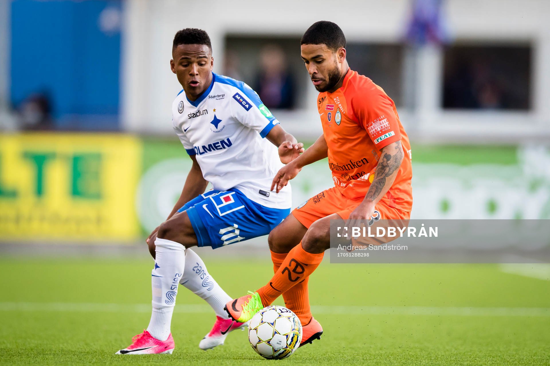 AFC Eskilstunas Jernade Meade i kamp om bollen med