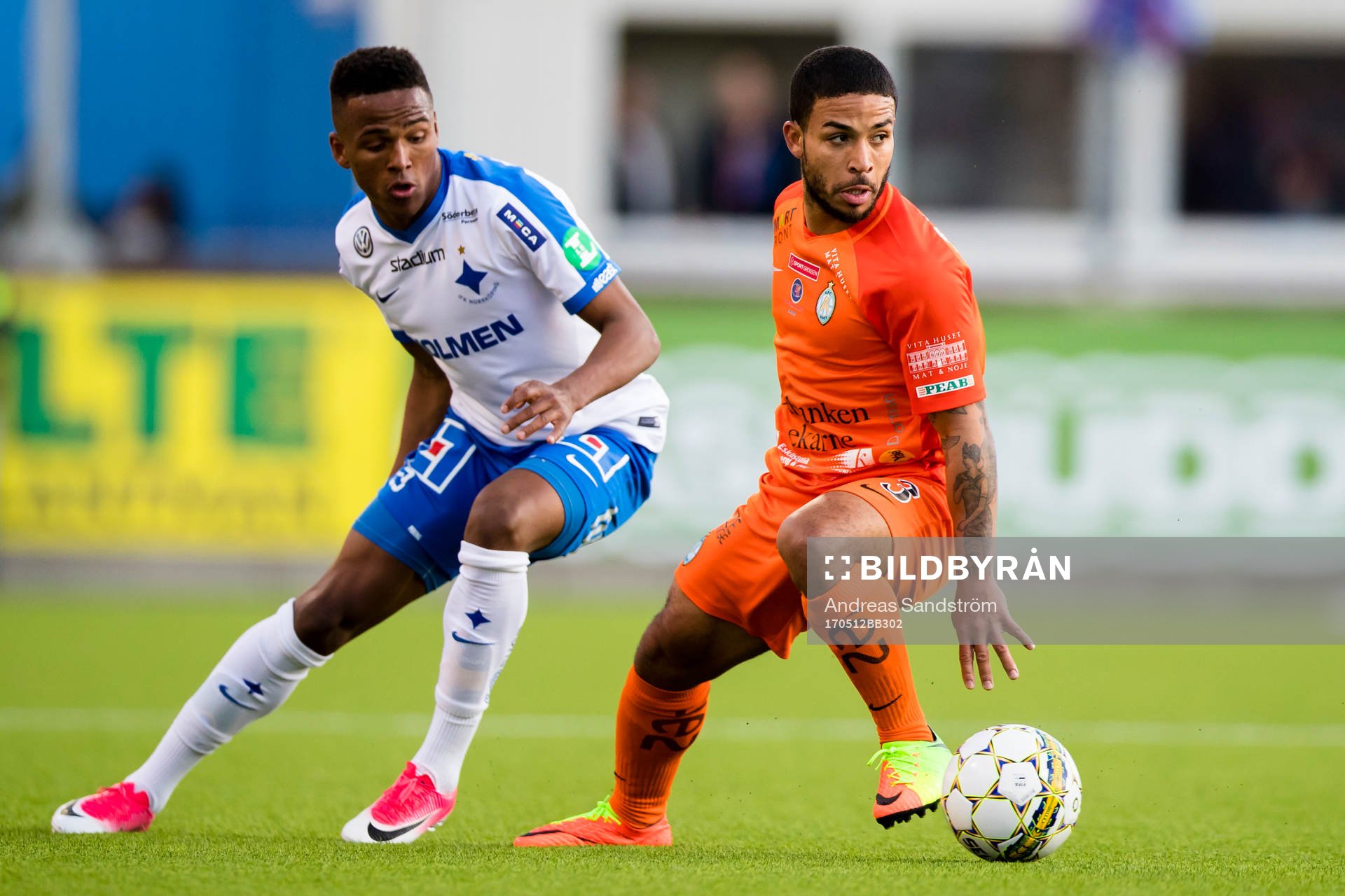 AFC Eskilstunas Jernade Meade i kamp om bollen med