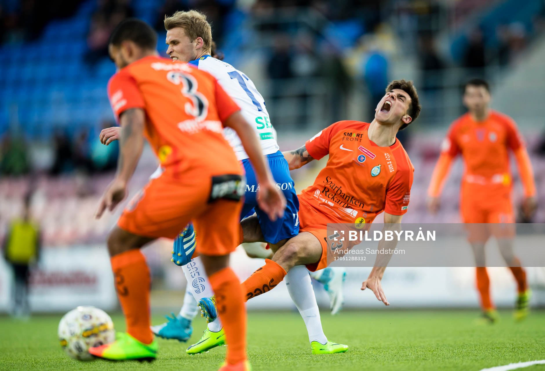 AFC Eskilstunas Thomas Piermayr åker på en smäll