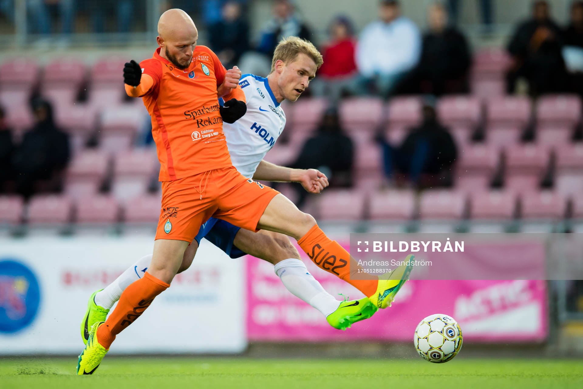 Norrköpings Sebastian Andersson får på ett skott i kamp med AFC Eskilstunas Zourab Tsisaridze under fotbollsmatchen i Allsvenskan mellan AFC Eskilstuna och Norrköping den 12 Maj 2017 i Eskilstuna.