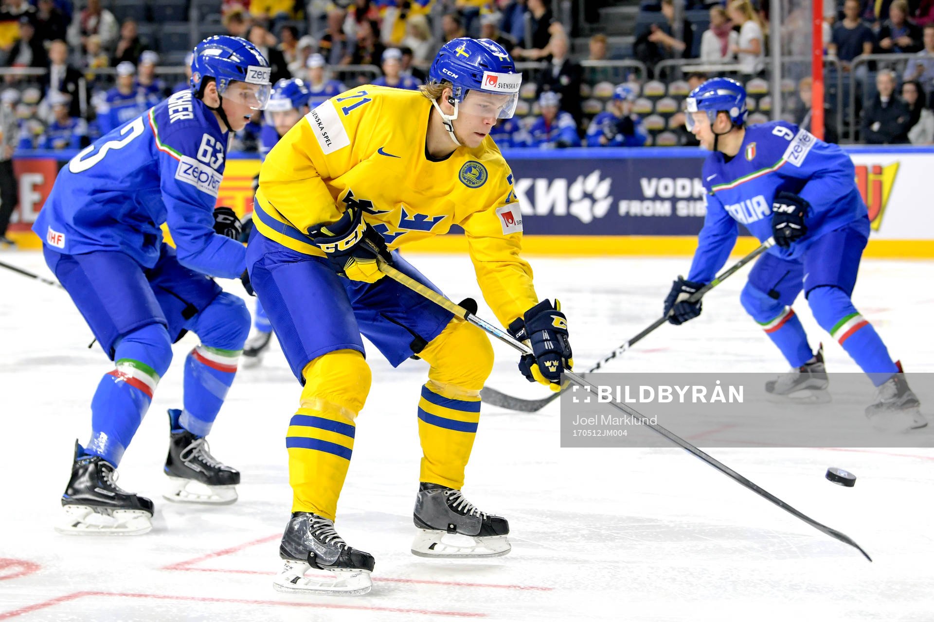 Italiens Alex Lambacher Sveriges William Karlsson