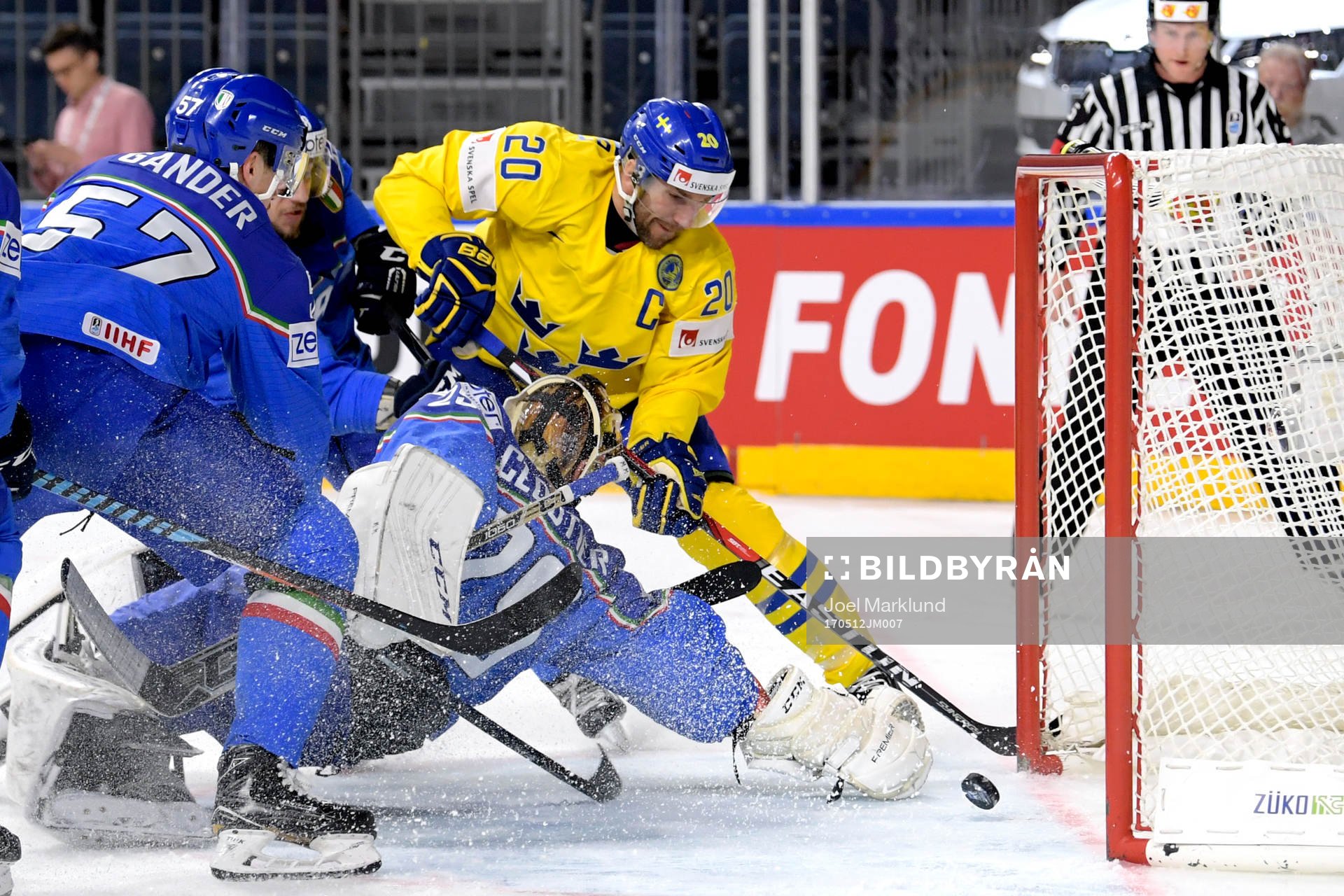 Sveriges Joel Lundqvist missar en målchans framför