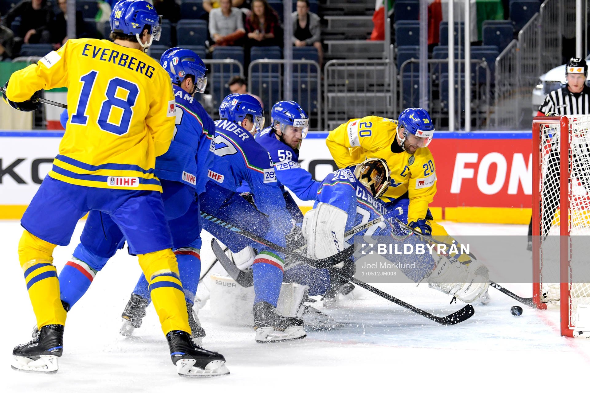 Sveriges Joel Lundqvist missar en målchans framför