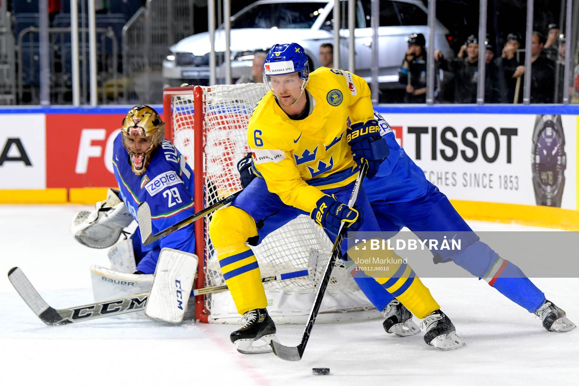 Sveriges Anton Strålman framför Italiens målvakt