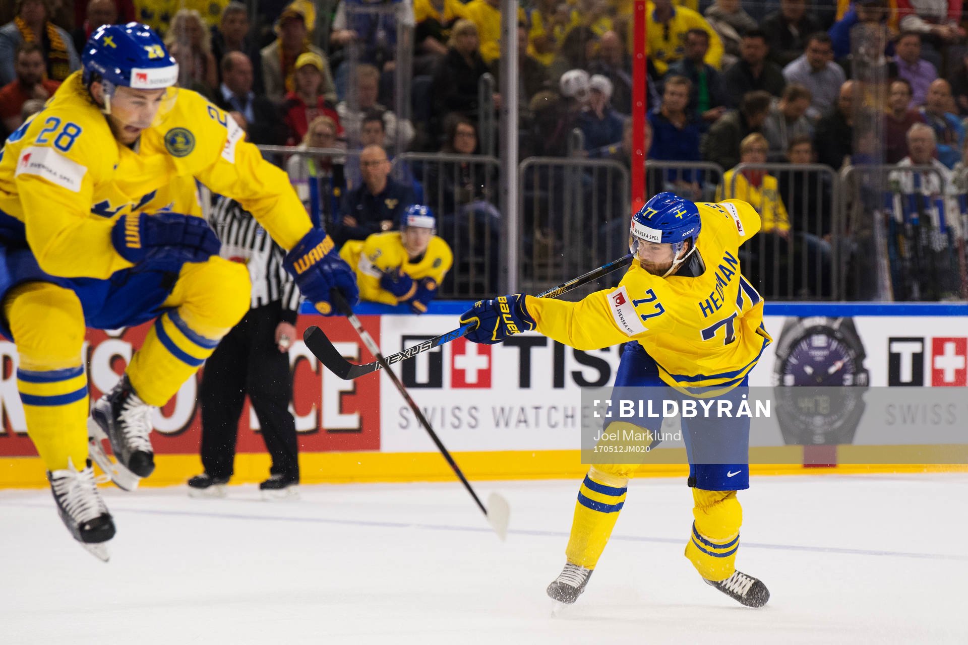 Sveriges Elias Lindholm hoppar undan när Victor Hedman
