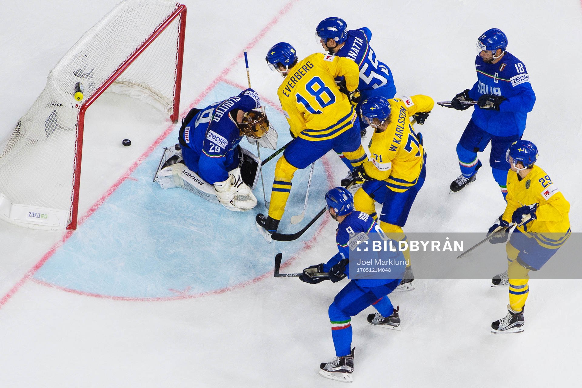 Sveriges Dennis Everberg gör 8-1 bakom Italiens målvakt