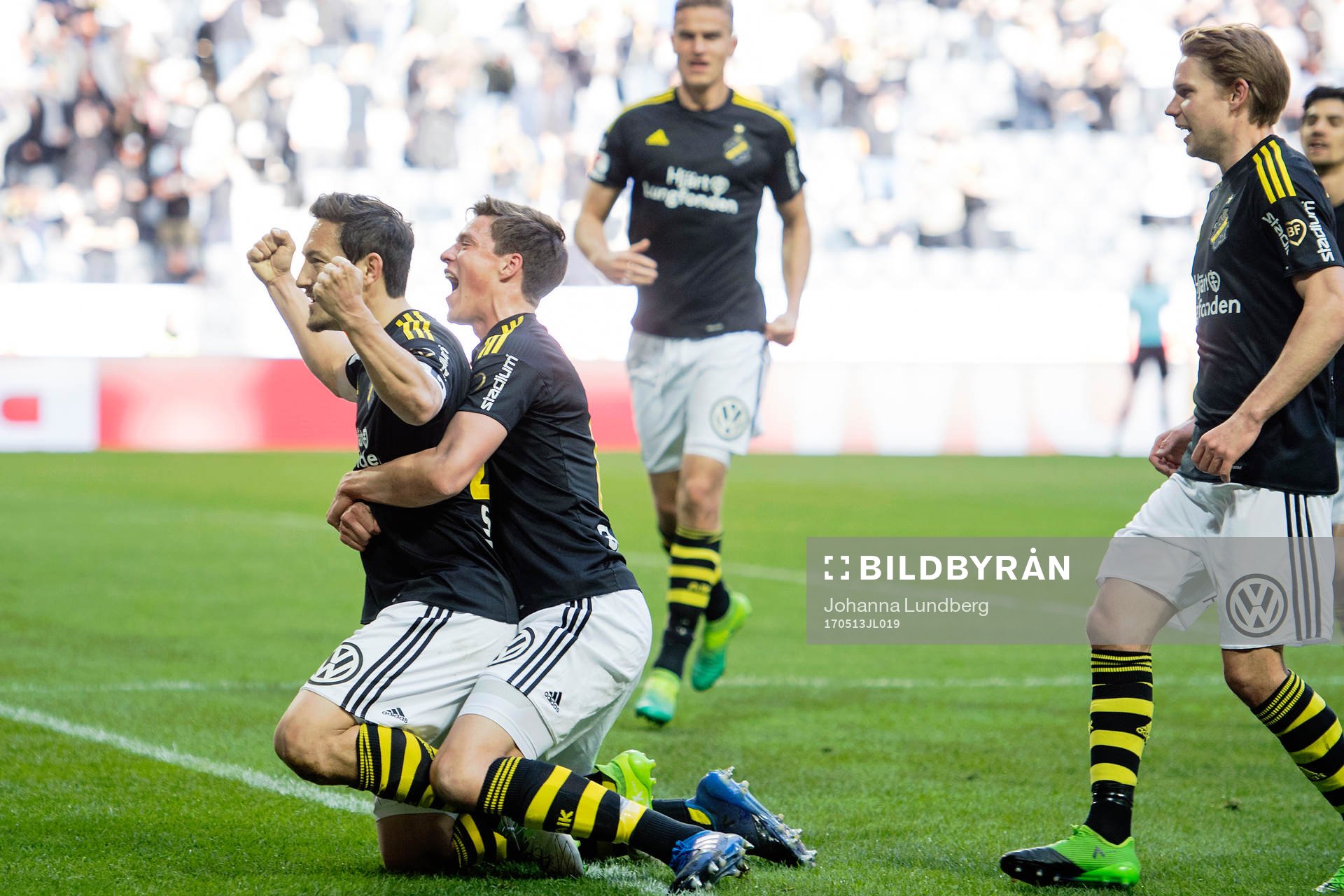 AIK:s Stefan Ishizaki gör 1-0 och jublar med Sauli Väisänen under fotbollsmatchen i Allsvenskan mellan AIK och Örebro den 13 maj 2017 i Stockholm.