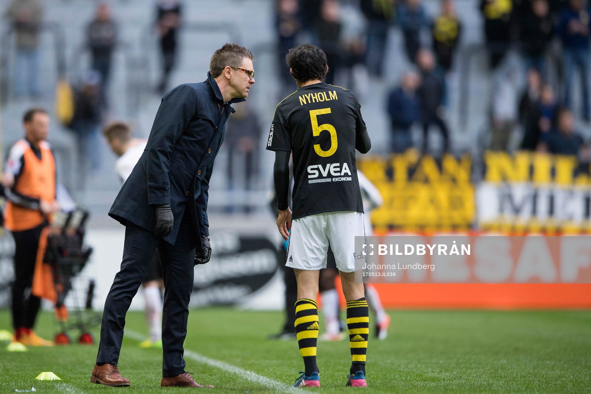 s tränare Rikard Norling pratar med Jesper Nyholm