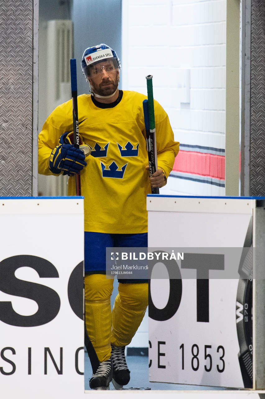 Joel Lundqvist på väg in till Sveriges ishockeylandslags