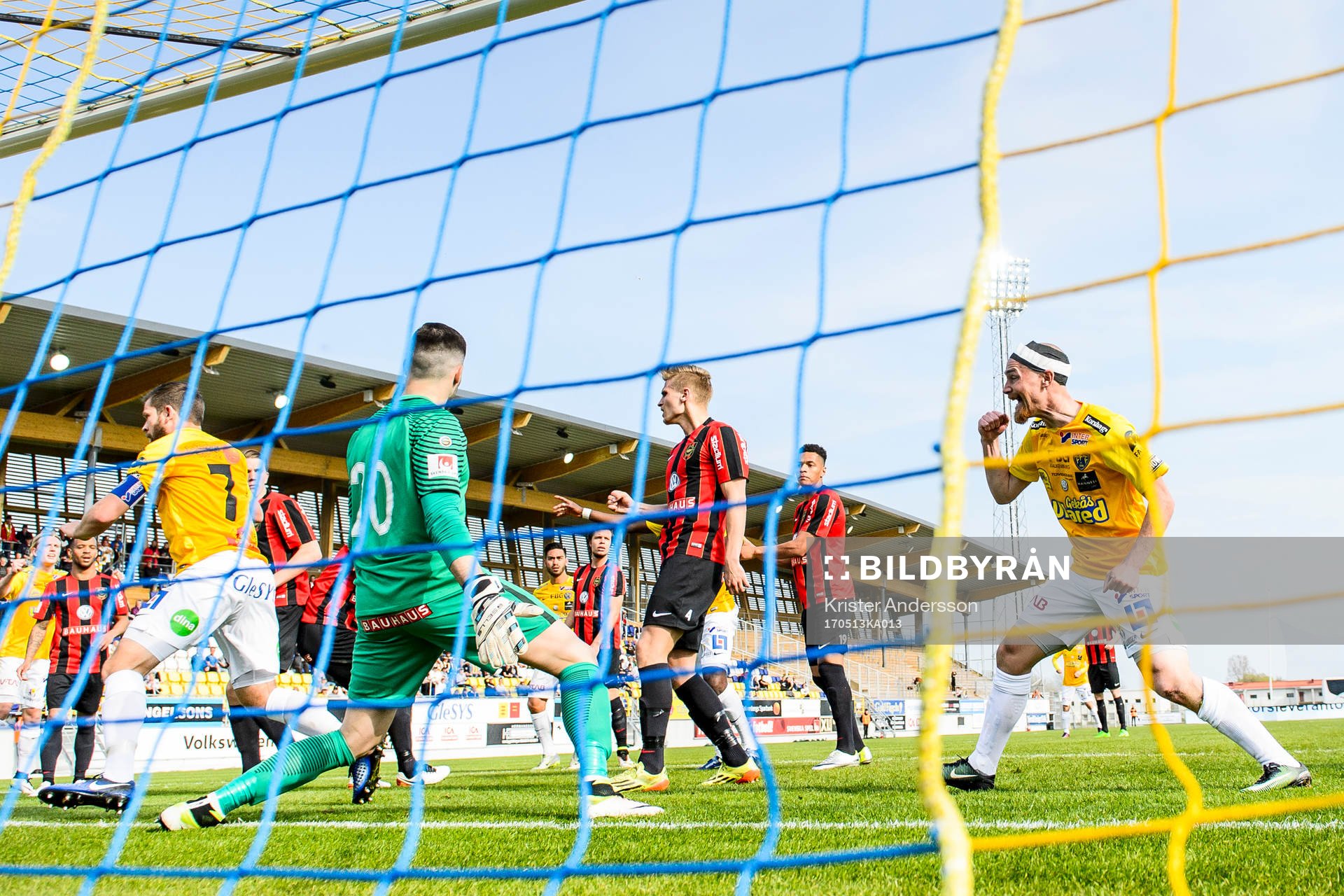 Falkenbergs David Svensson (v) nickar in 1-0 och jublar