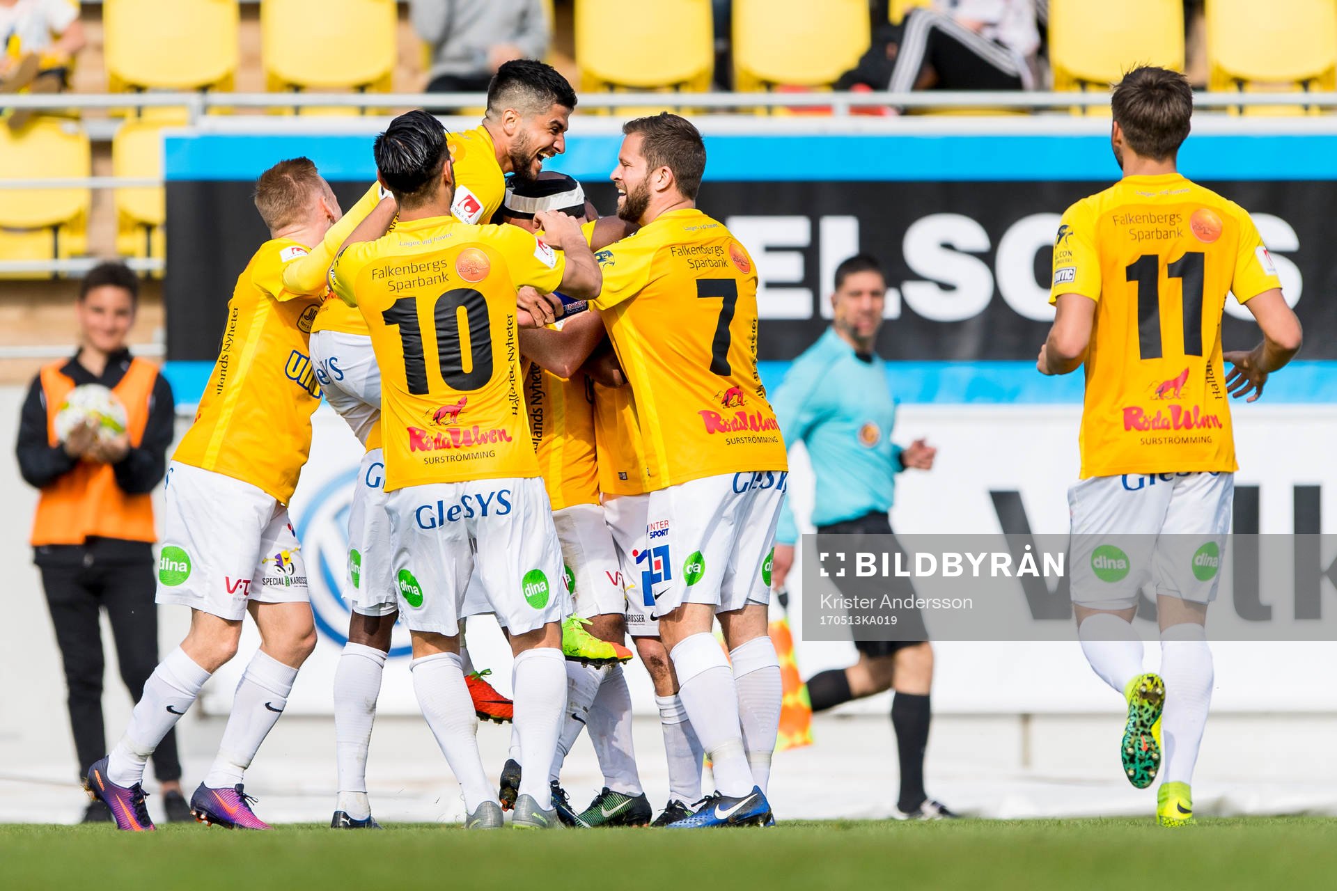 Falkenbergs Christoffer Carlsson har gjort 2-0 och laget