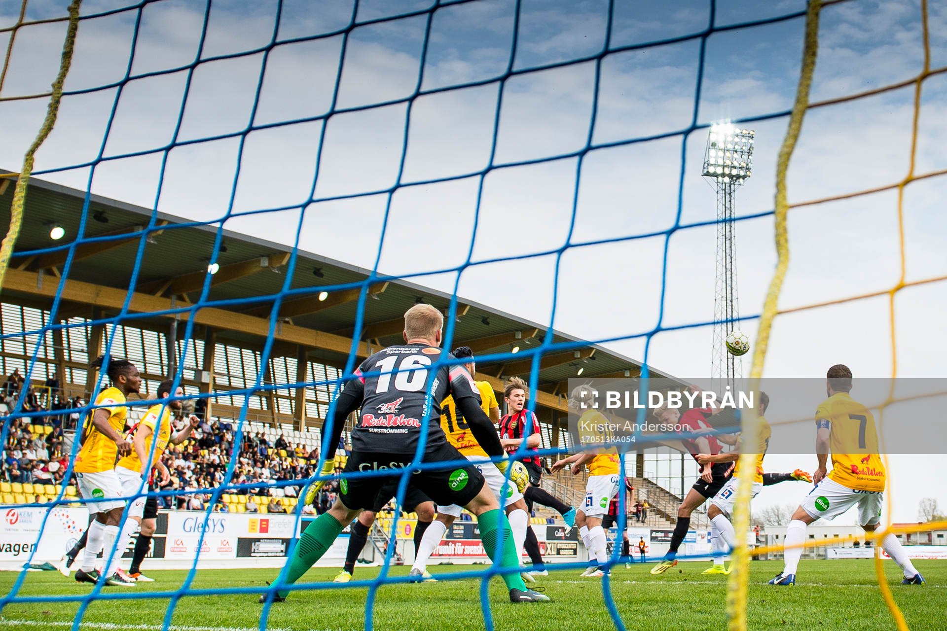 Brommapojkarnas Carl Starfelt med nick mot mål