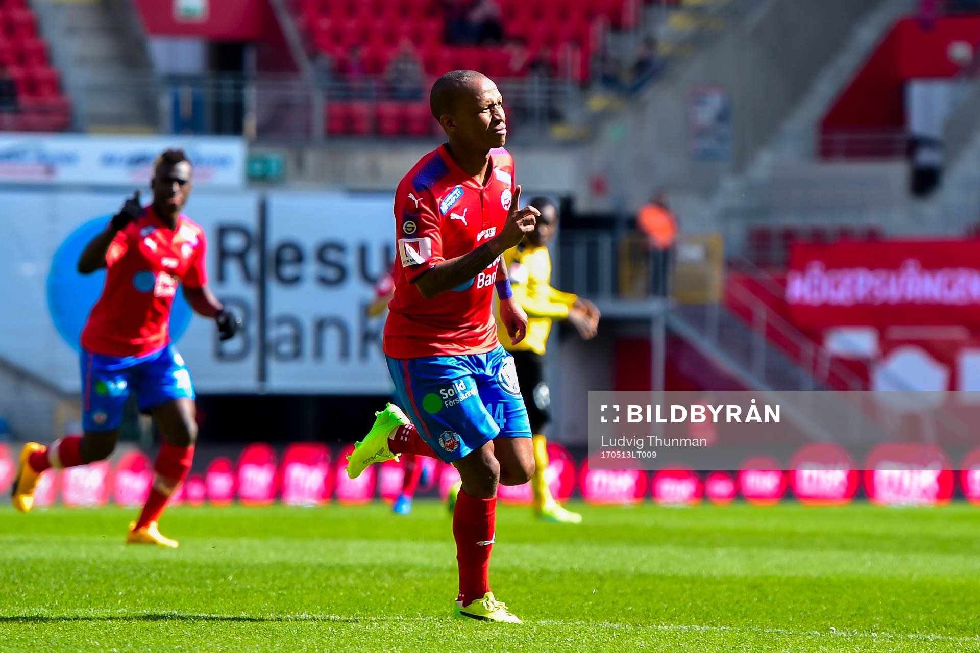 Helsingborgs Bradley Surprise Ralani  jublar