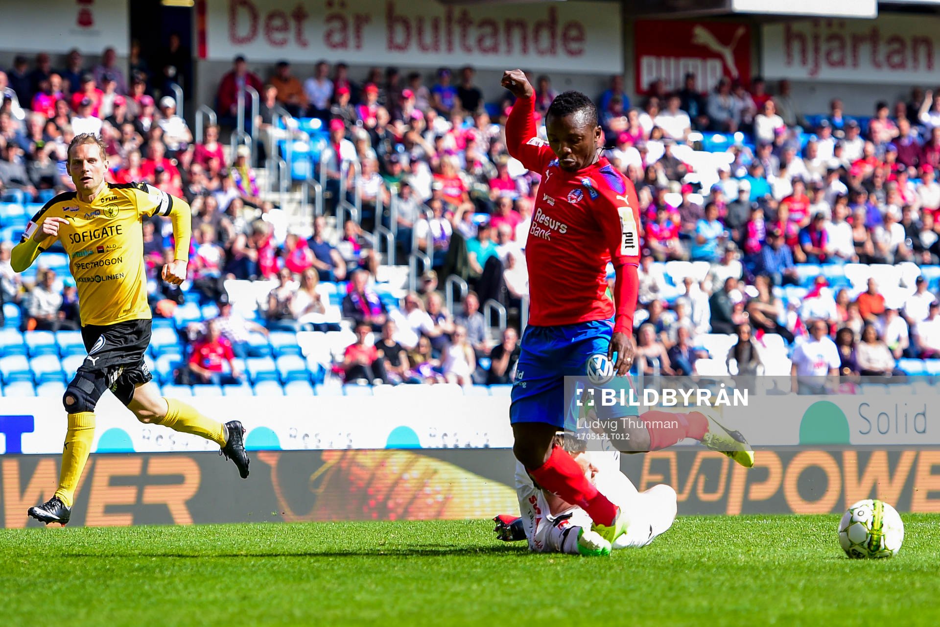 Helsingborgs Monday Samuel faller efter en situation med Frejs målvakt Ruben Åhman utanför straffområdet under fotbollsmatchen i Superettan mellan Helsingborg och Frej den 13 maj 2017 i Helsingborg.