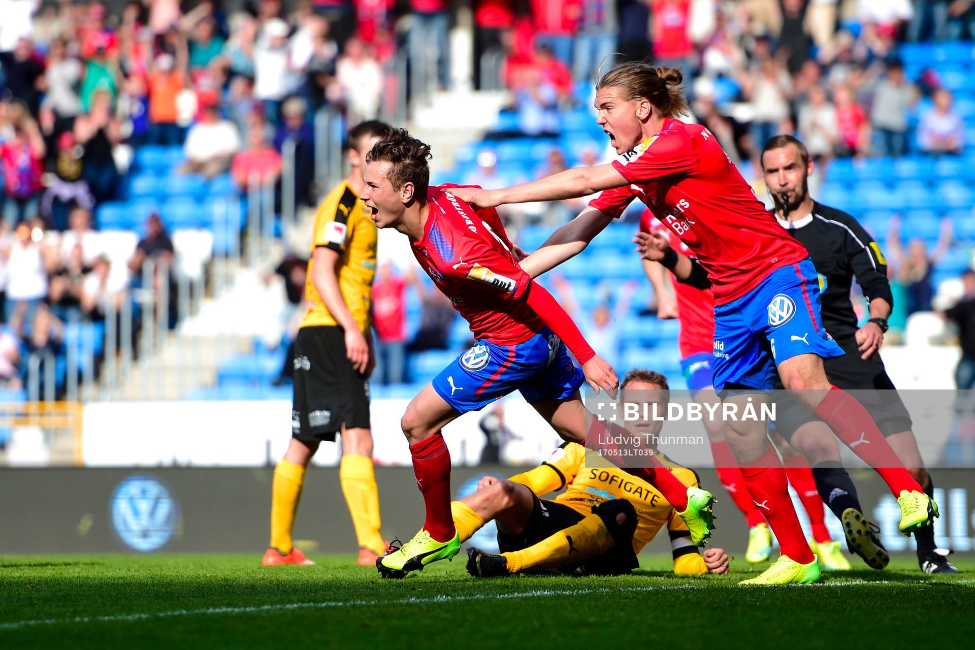 Helsingborgs Alex Timossi Andersson jublar efter 2-1 under fotbollsmatchen i Superettan mellan Helsingborg och Frej den 13 maj 2017 i Helsingborg.