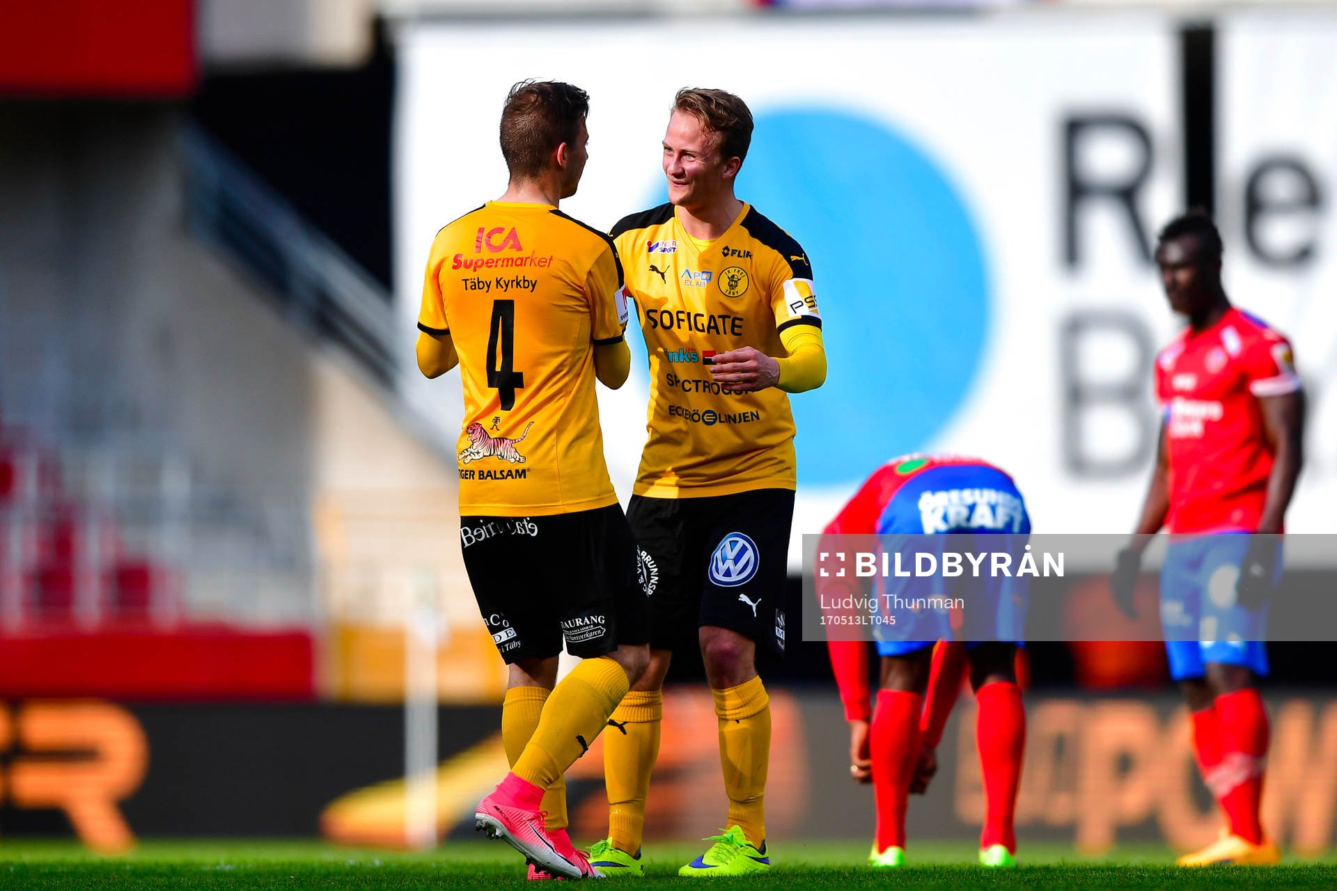 Frejs Danilo Kuzmanovic och Noi Snæholm Olafsson jublar