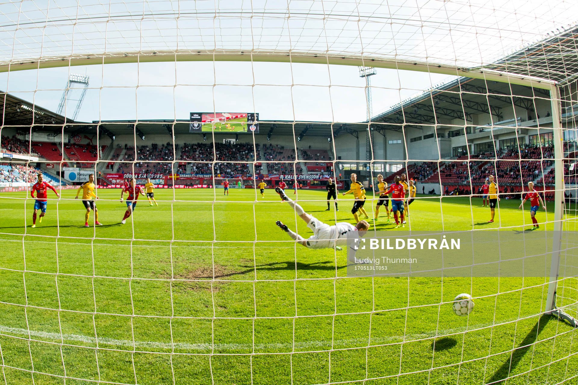 Helsingborgs Bradley Surprise Ralani gör 1-0 bakom Frejs målvakt Ruben Åhman under fotbollsmatchen i Superettan mellan Helsingborg och Frej den 13 maj 2017 i Helsingborg.