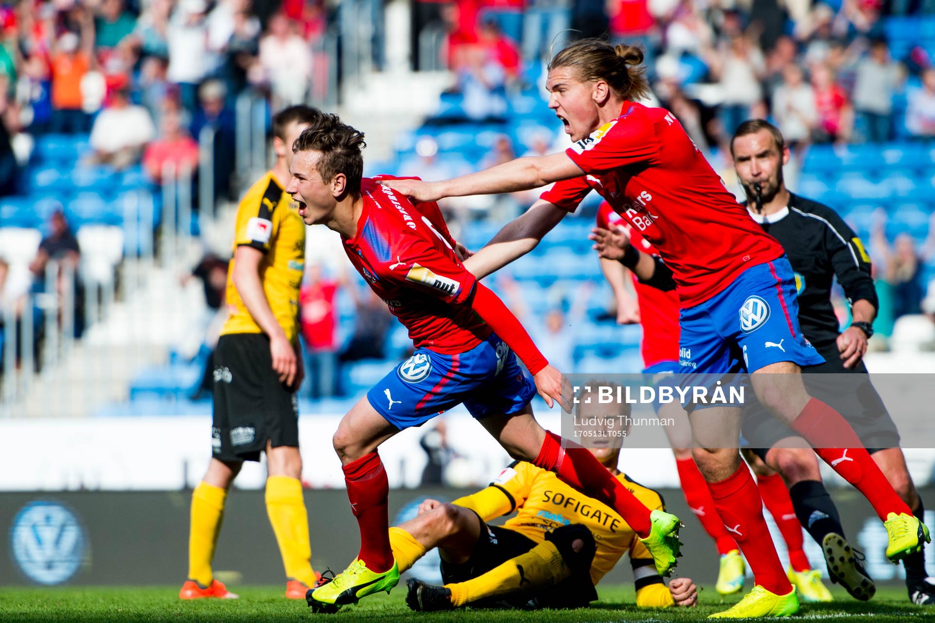 Helsingborgs Alex Timossi Andersson jublar med Charlie