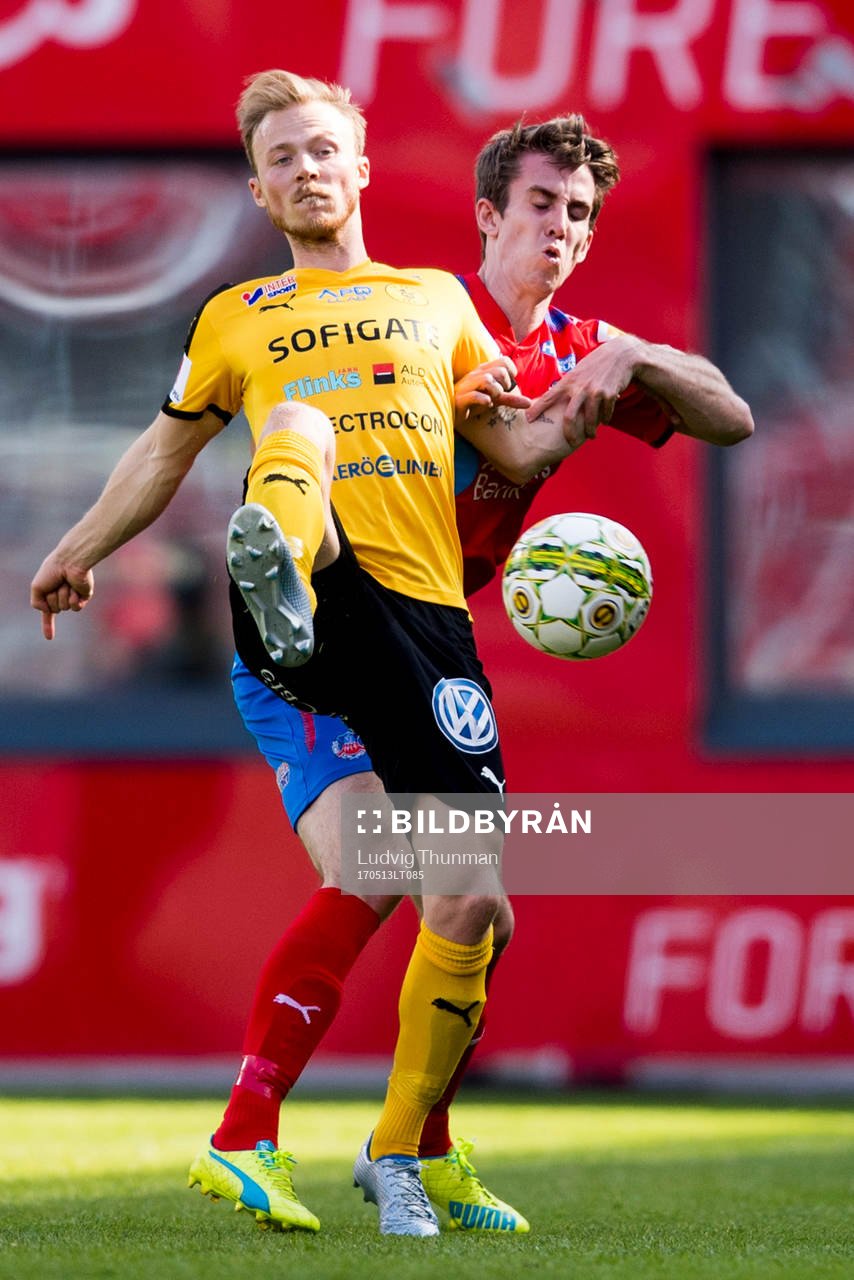 Frejs Pontus Åsbrink i kamp om bollen med Helsingborgs