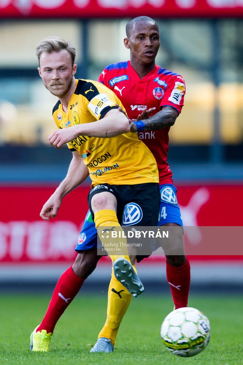 Frejs Pontus Åsbrink i kamp om bollen med Helsingborgs