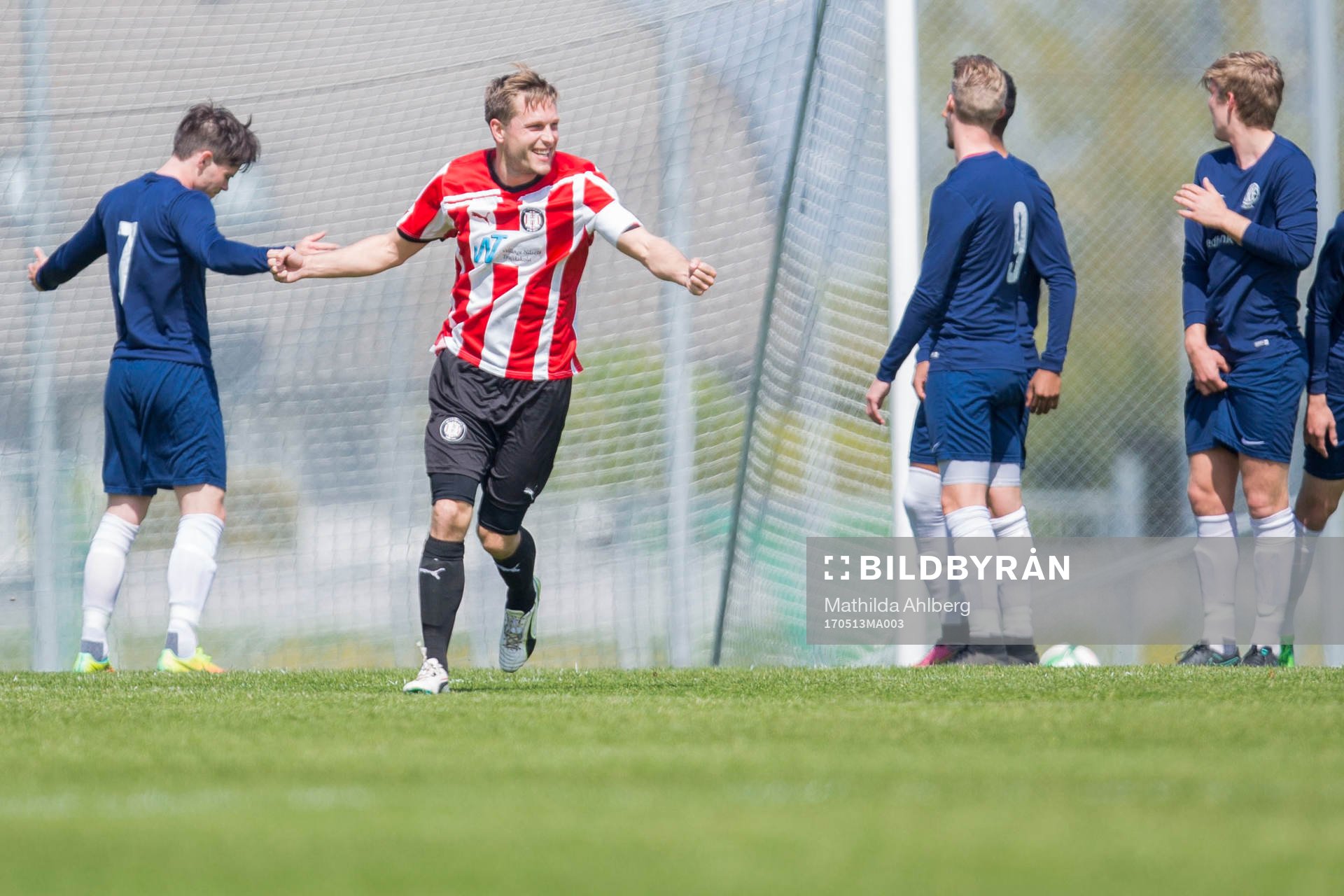 Höllvikens Andreas Wihlborg jublar under fotbollsmatchen i Division 4 Sydvästra mellan Höllviken och Nike den 13 maj 2017 i Höllviken.