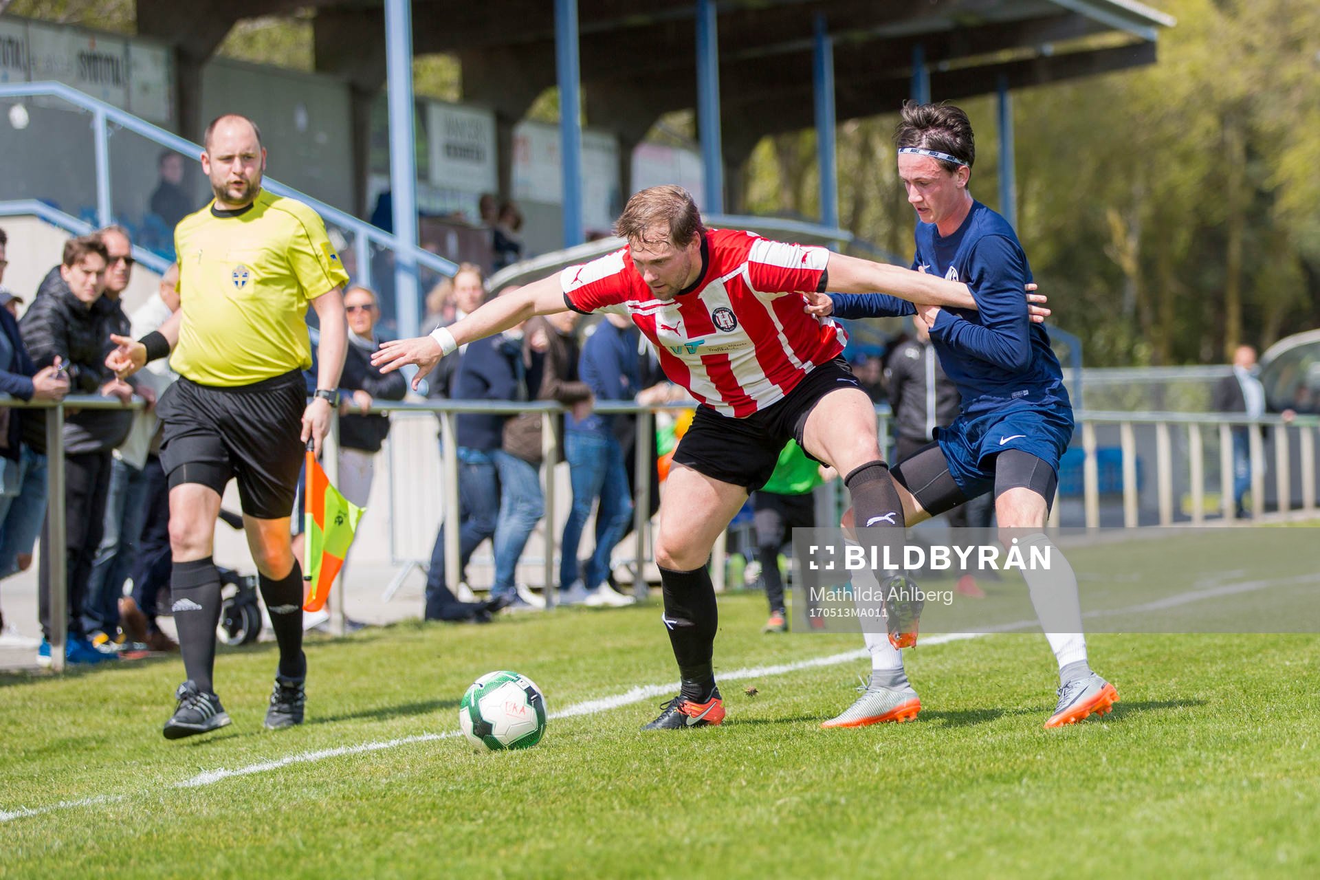 Höllvikens Marcus Gottfridén och Nikes Lucas Wattengaard i närkamp under fotbollsmatchen i Division 4 Sydvästra mellan Höllviken och Nike den 13 maj 2017 i Höllviken.