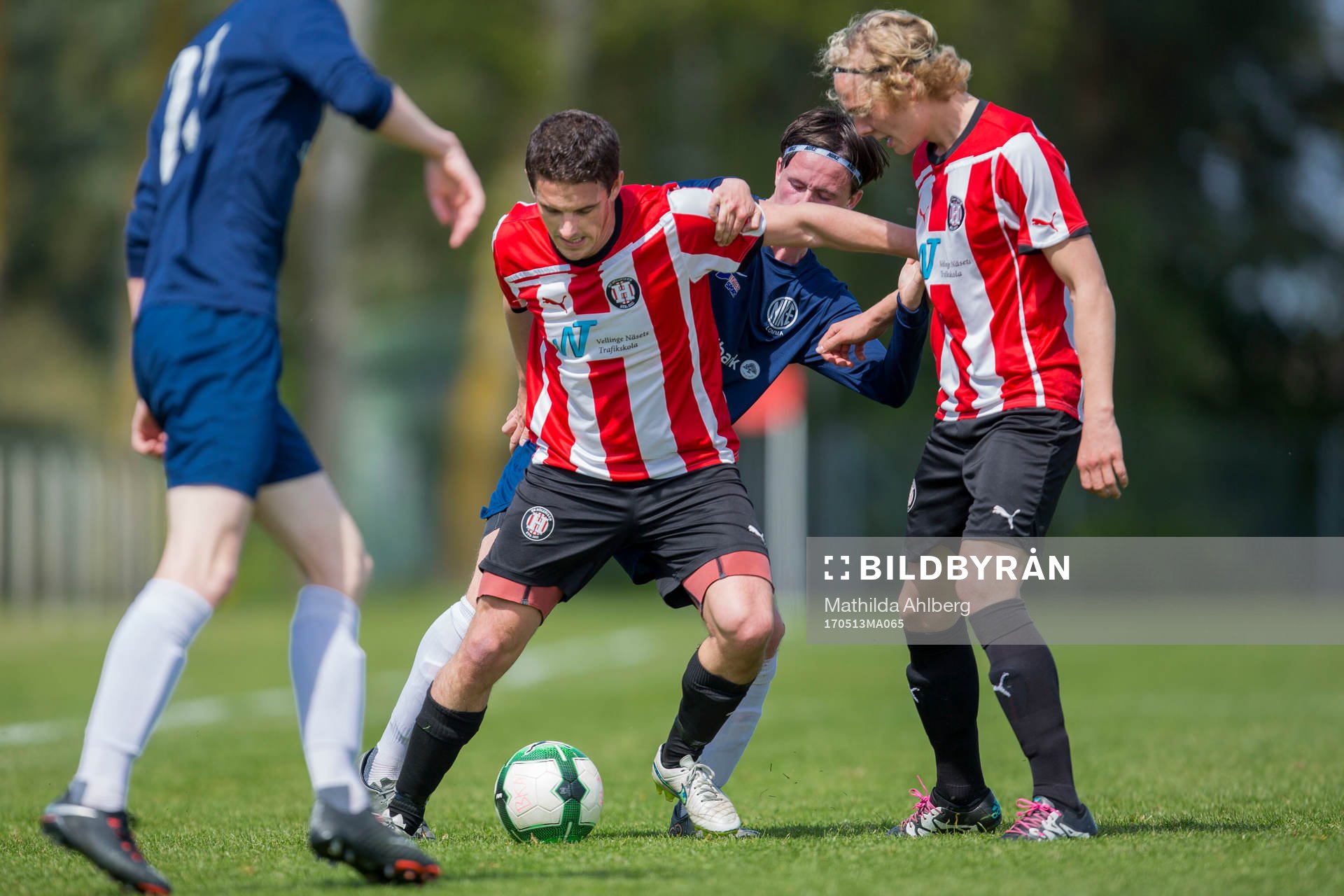 Höllvikens Tim Jörvall i duell om bollen