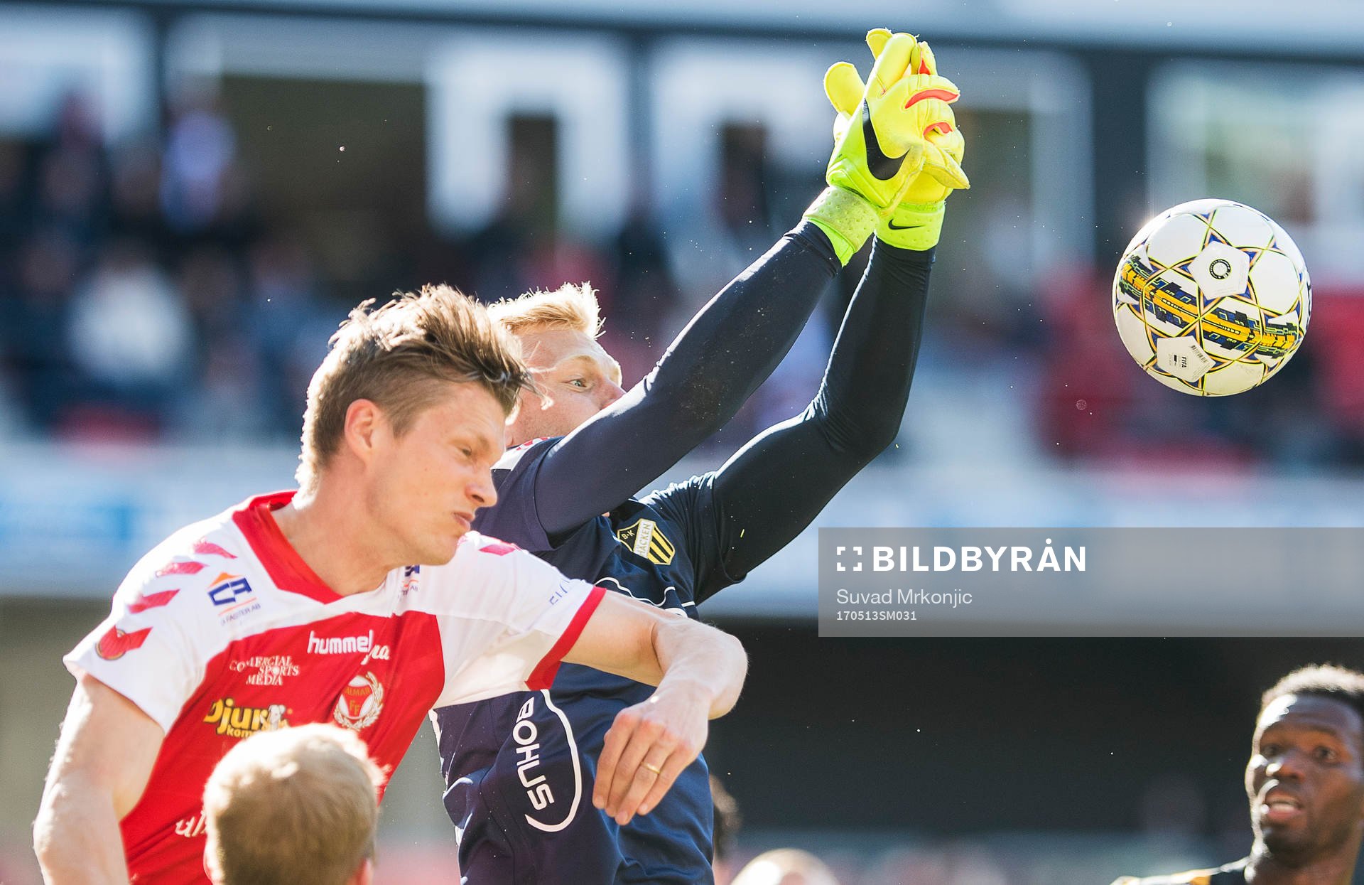 Kalmars Viktor Elm och Häckens målvakt Peter Abrahamsson