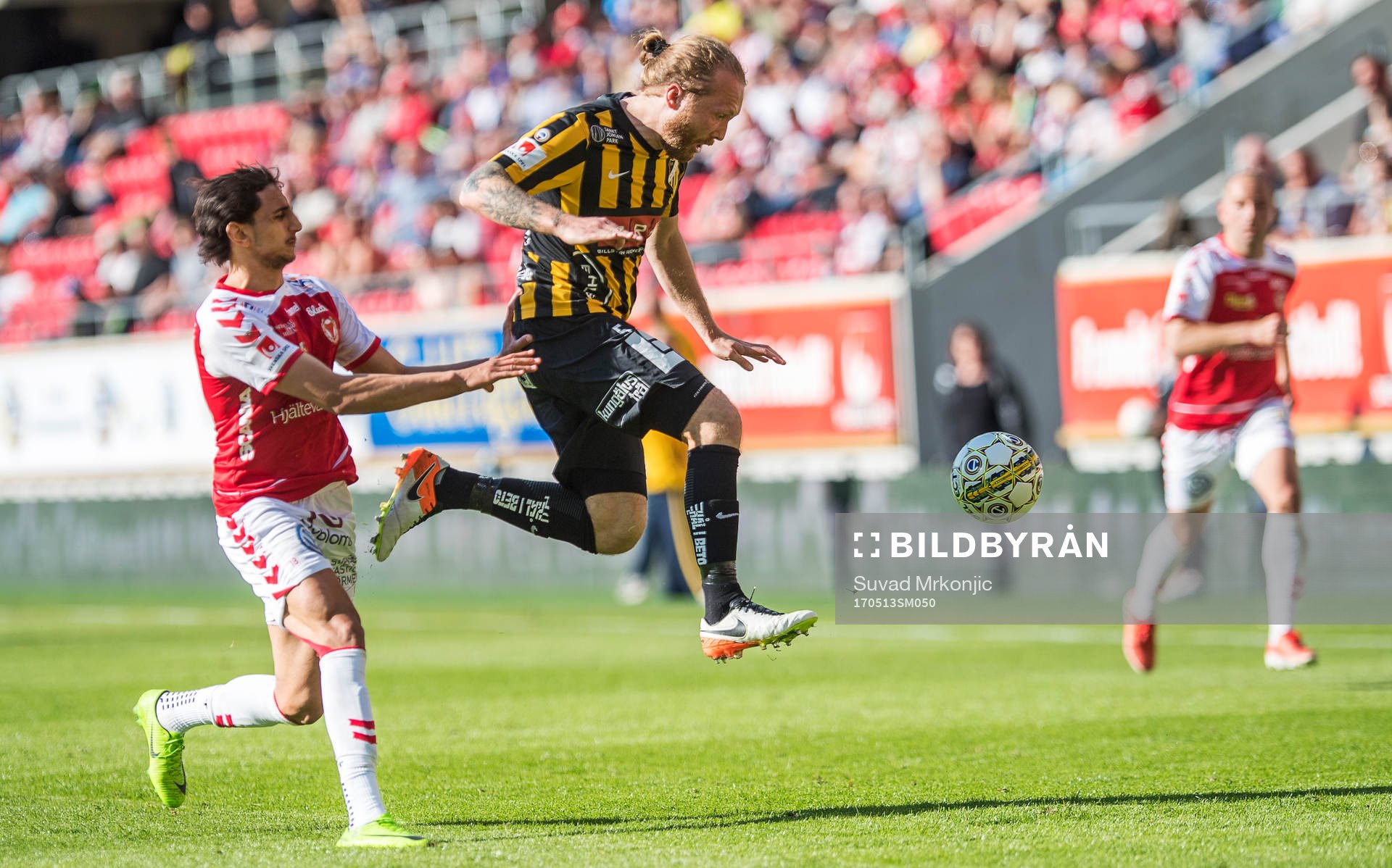 Kalmars Mahmoud Eid  och Häckens Emil Wahlström  under fotbollsmatchen i Allsvenskan mellan Kalmar  och Häcken den 13 maj 2017 i Kalmar.