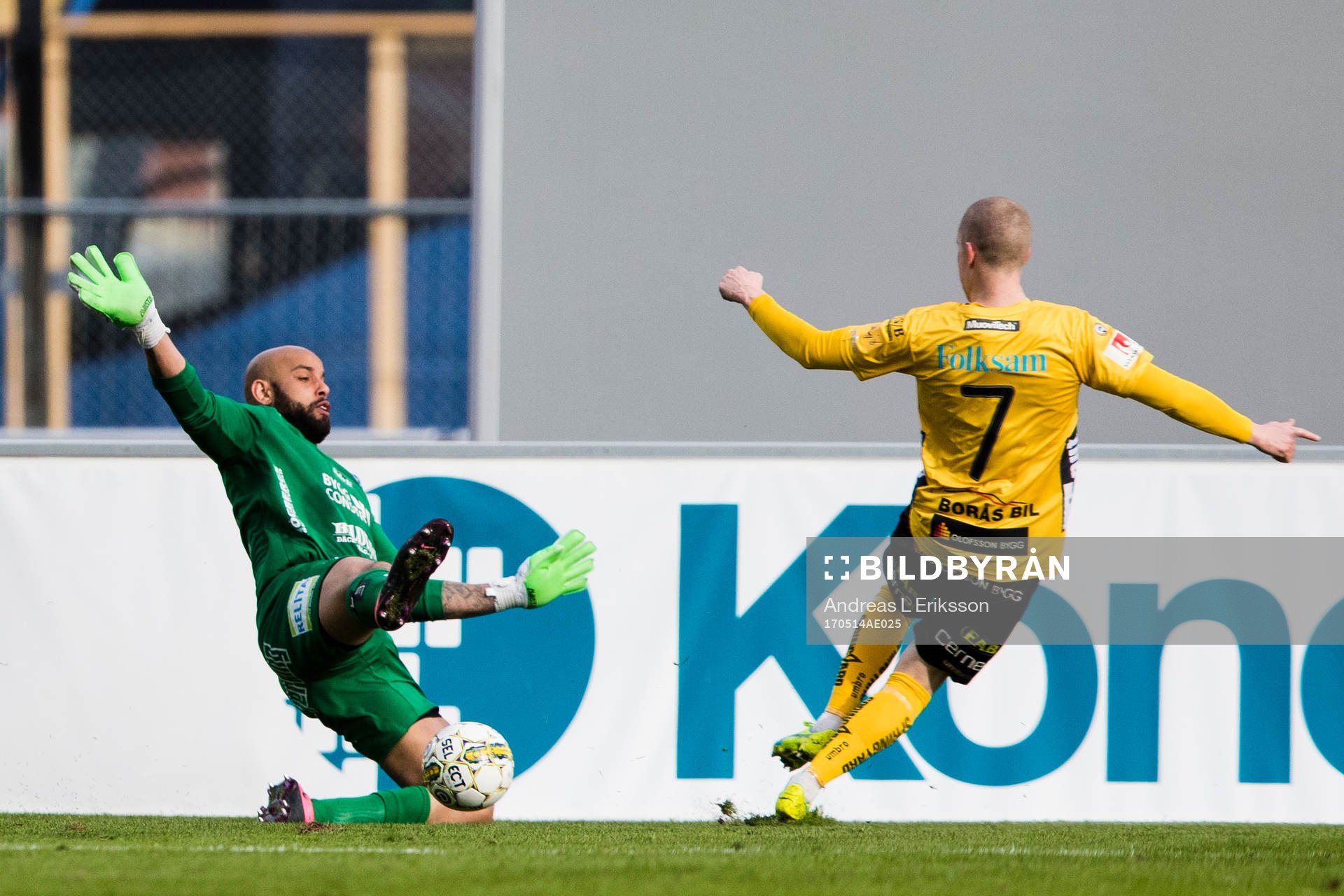 Sirius målvakt Joshua Wicks räddar ett skott från