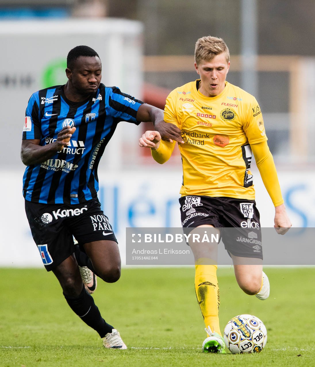 Sirius Moses Ogbu i kamp om bollen med Elfsborgs Joakim