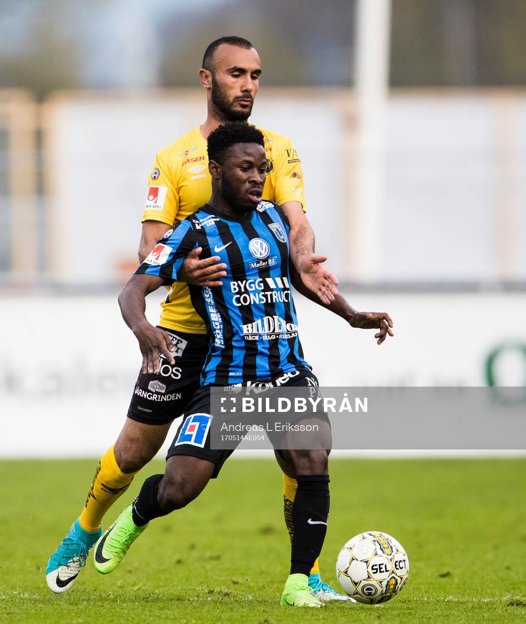 Elfsborgs Issam Jebali i kamp om bollen med Sirius Kingsley