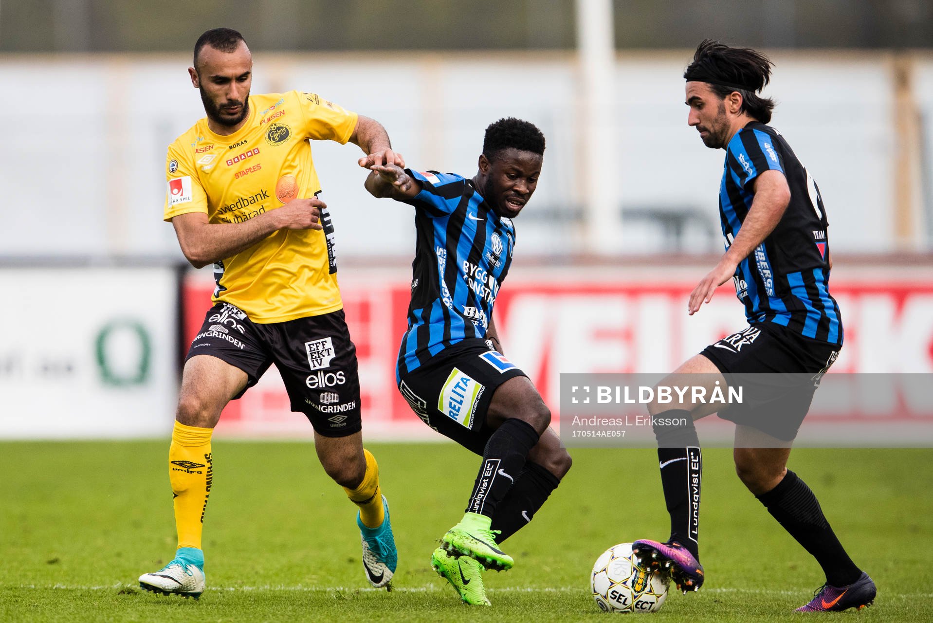 Elfsborgs Issam Jebali i kamp om bollen med Sirius Kingsley