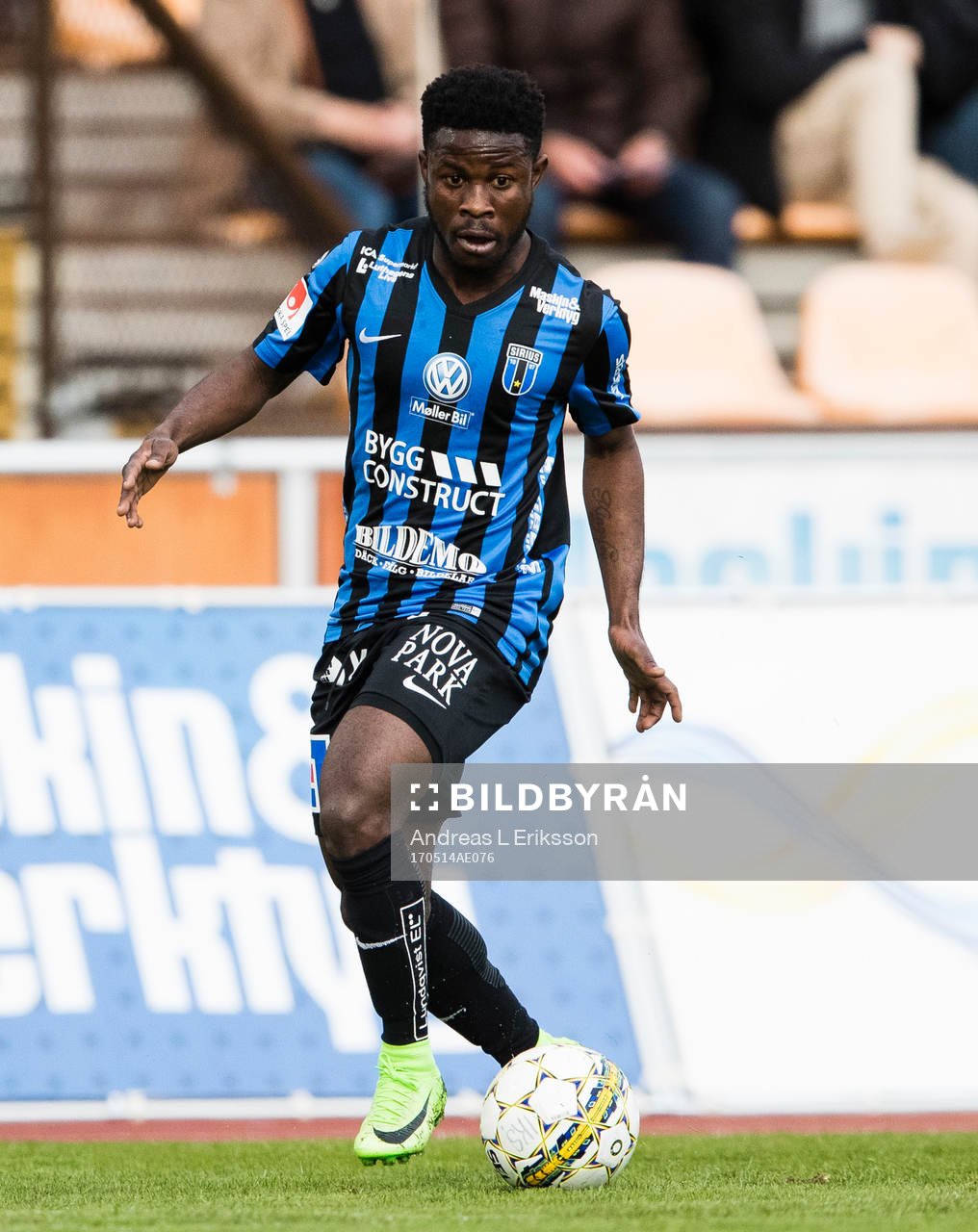 Sirius Kingsley Kofi Sarfo med bollen
