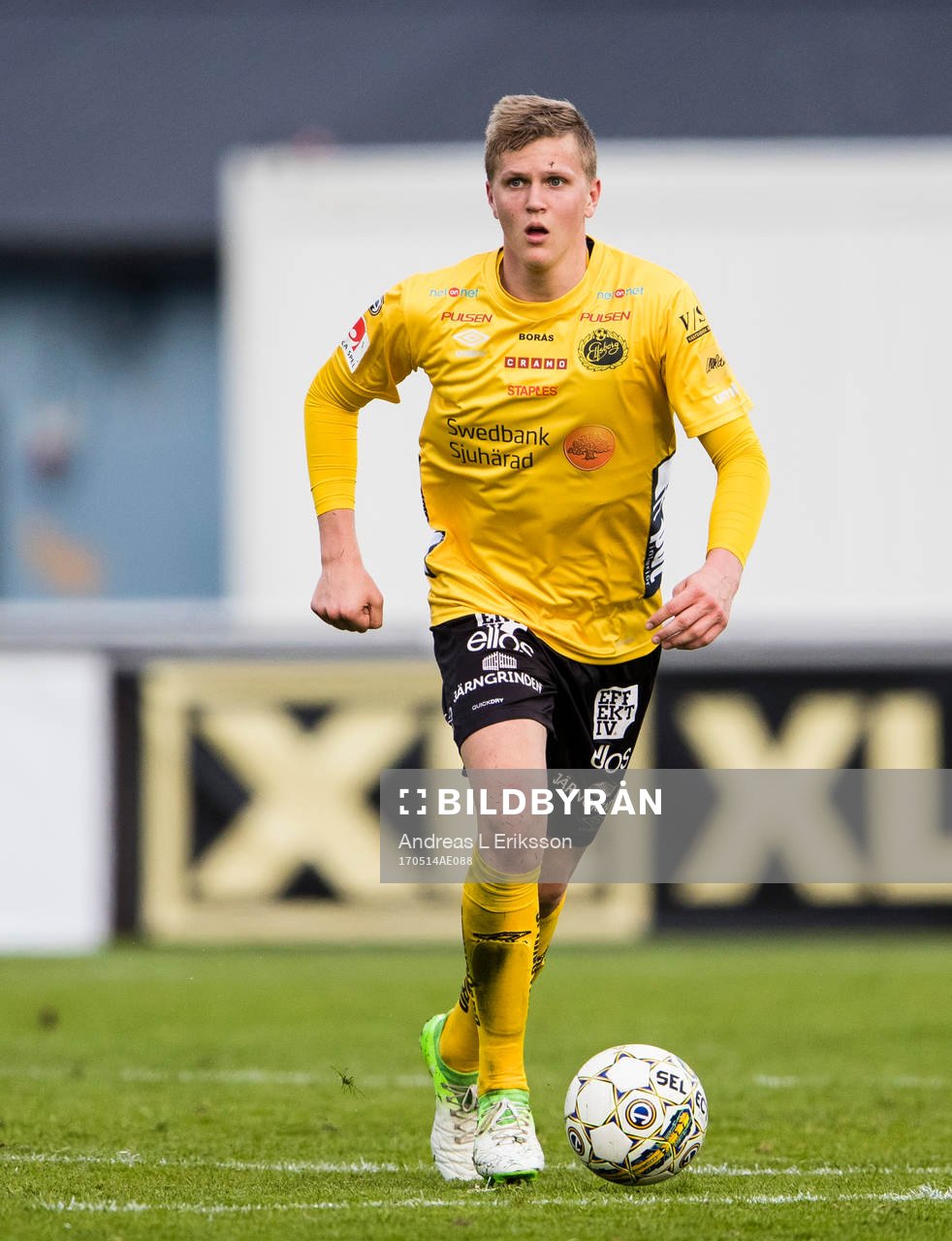 Elfsborgs Joakim Nilsson med  bollen