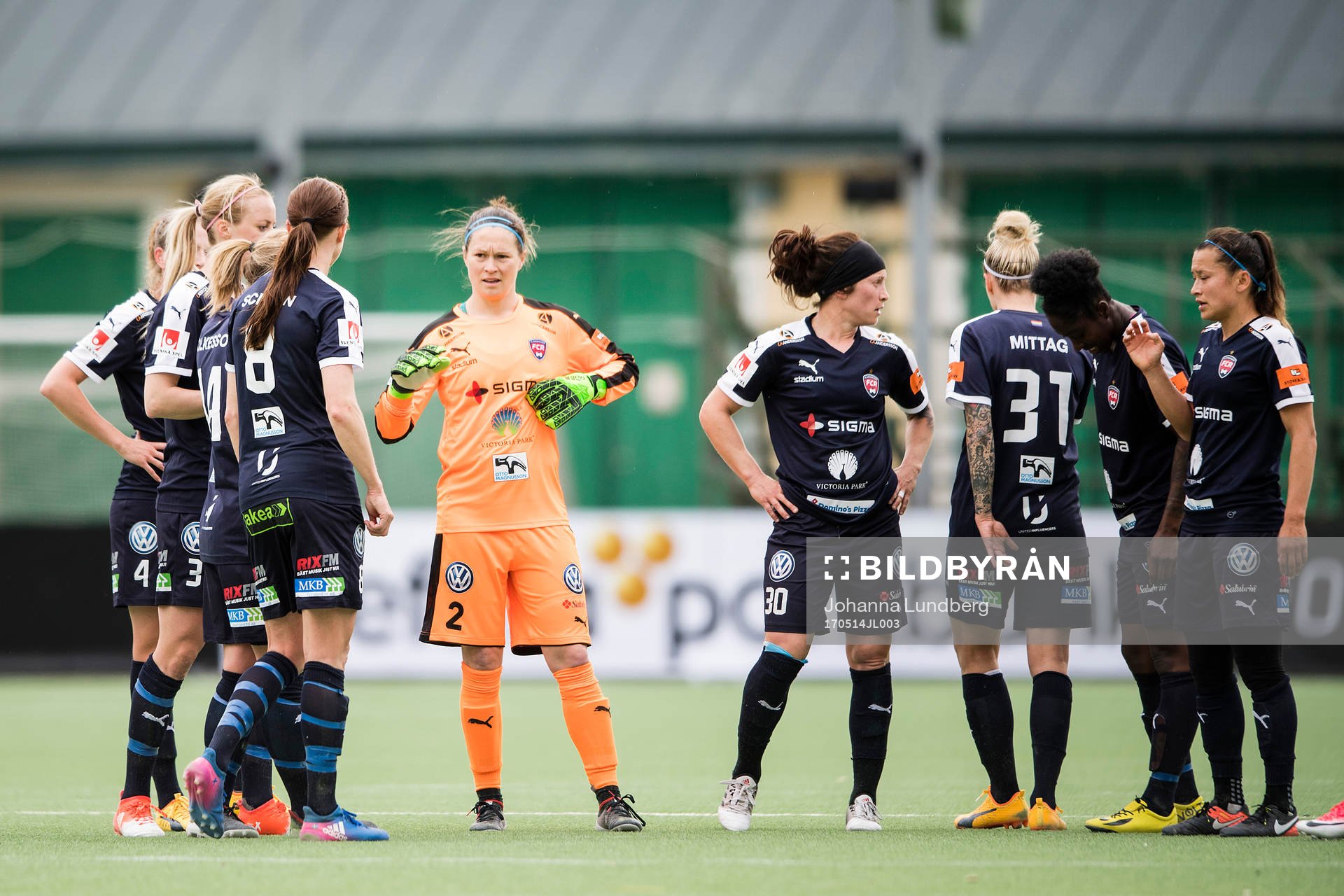 Rosengårds spelare med målvakt Erin Mcleod i mitten samlas