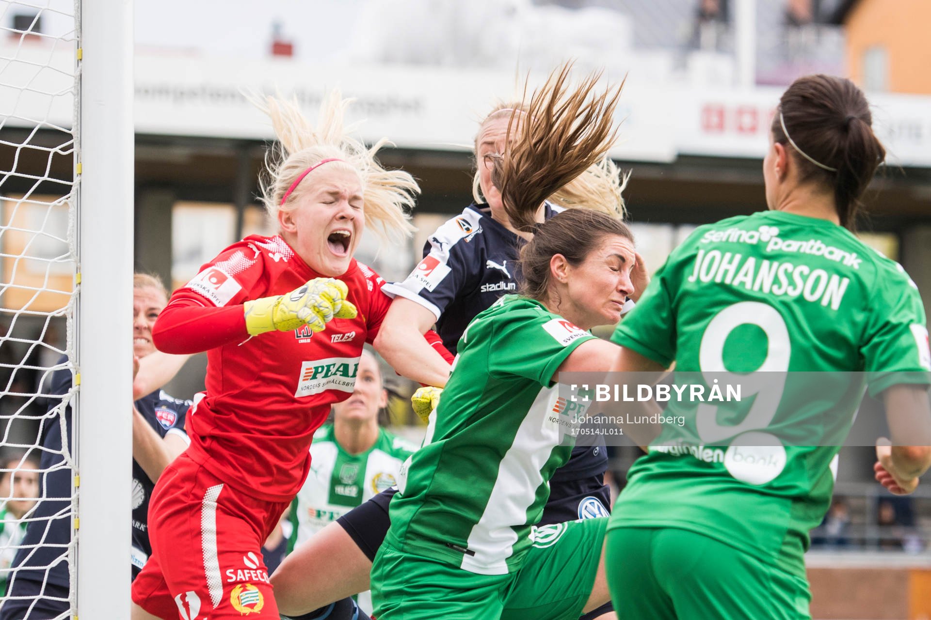 Hammarbys målvakt Emma Holmgren i en duell