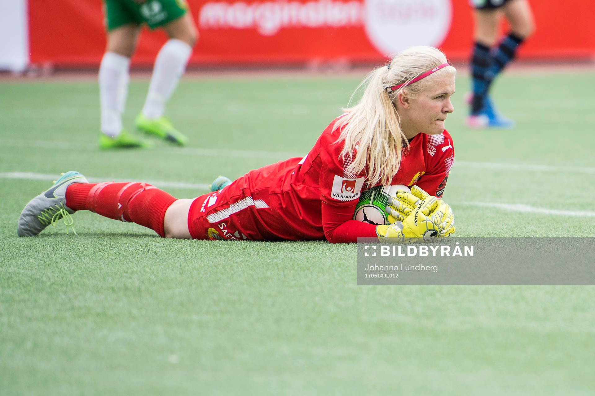 Hammarbys målvakt Emma Holmgren med  en räddning