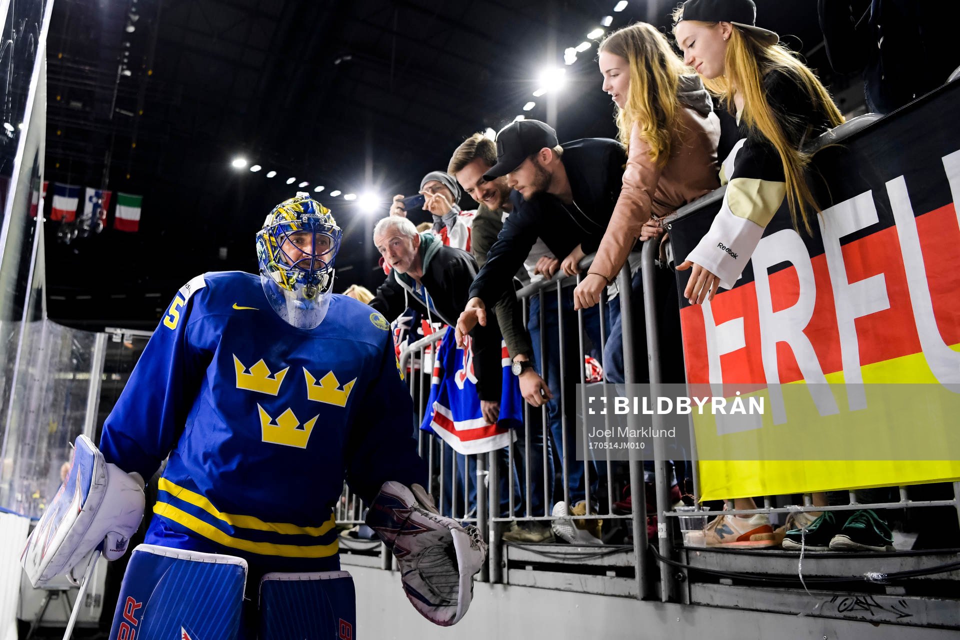 Sveriges målvakt Henrik Lundqvist lämnar isen