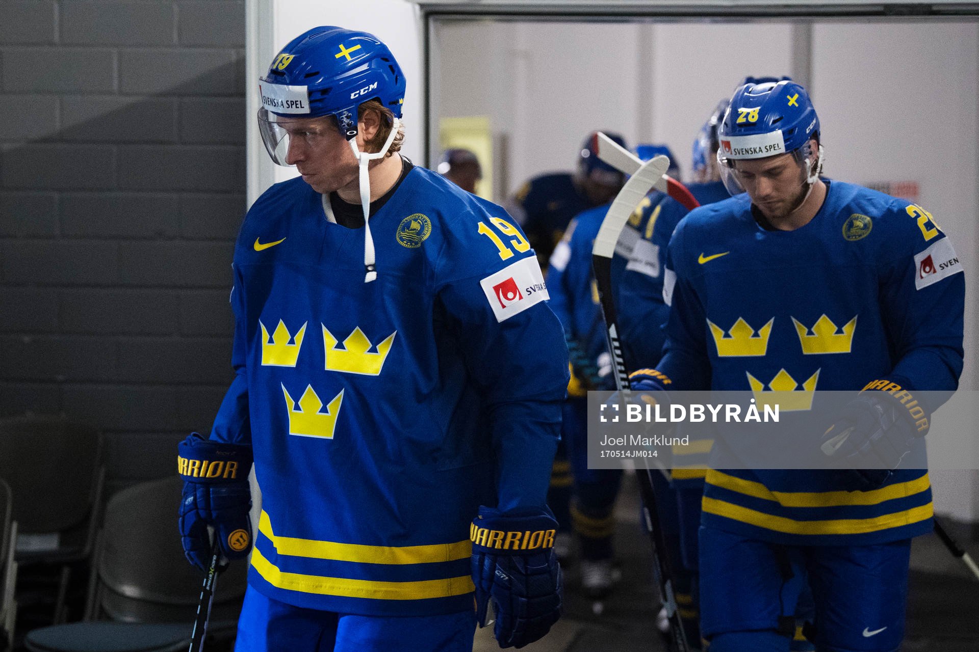 Sveriges Nicklas Bäckström och Elias Lindholm på väg in