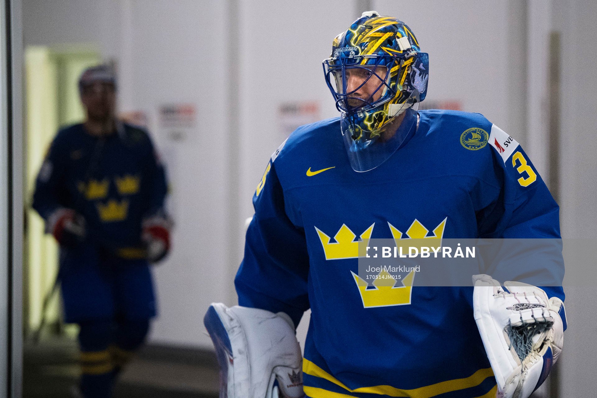 Sveriges målvakt Henrik Lundqvist på väg in till