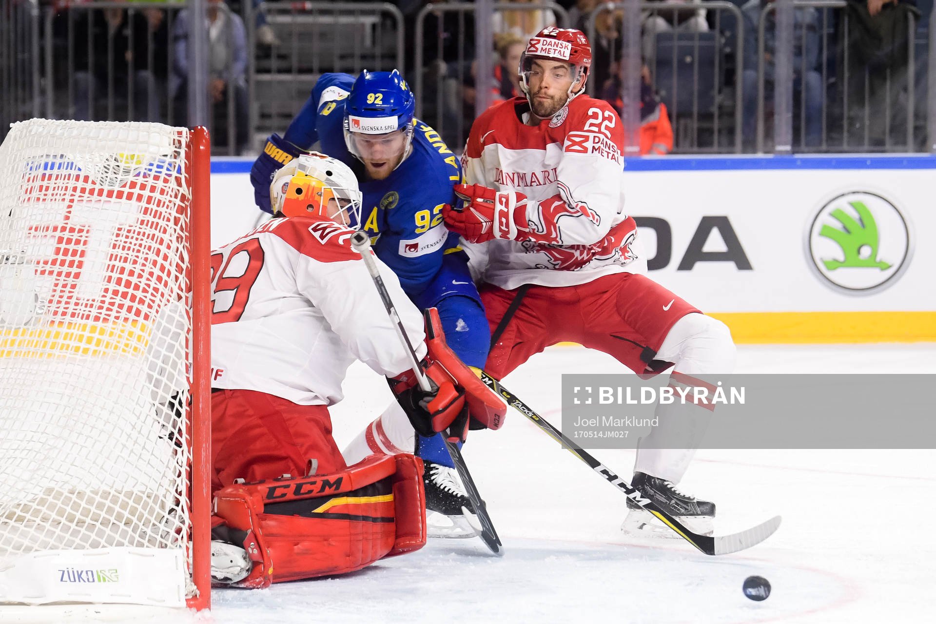 Sveriges Gabriel Landeskog oroar framför Danmarks målvakt
