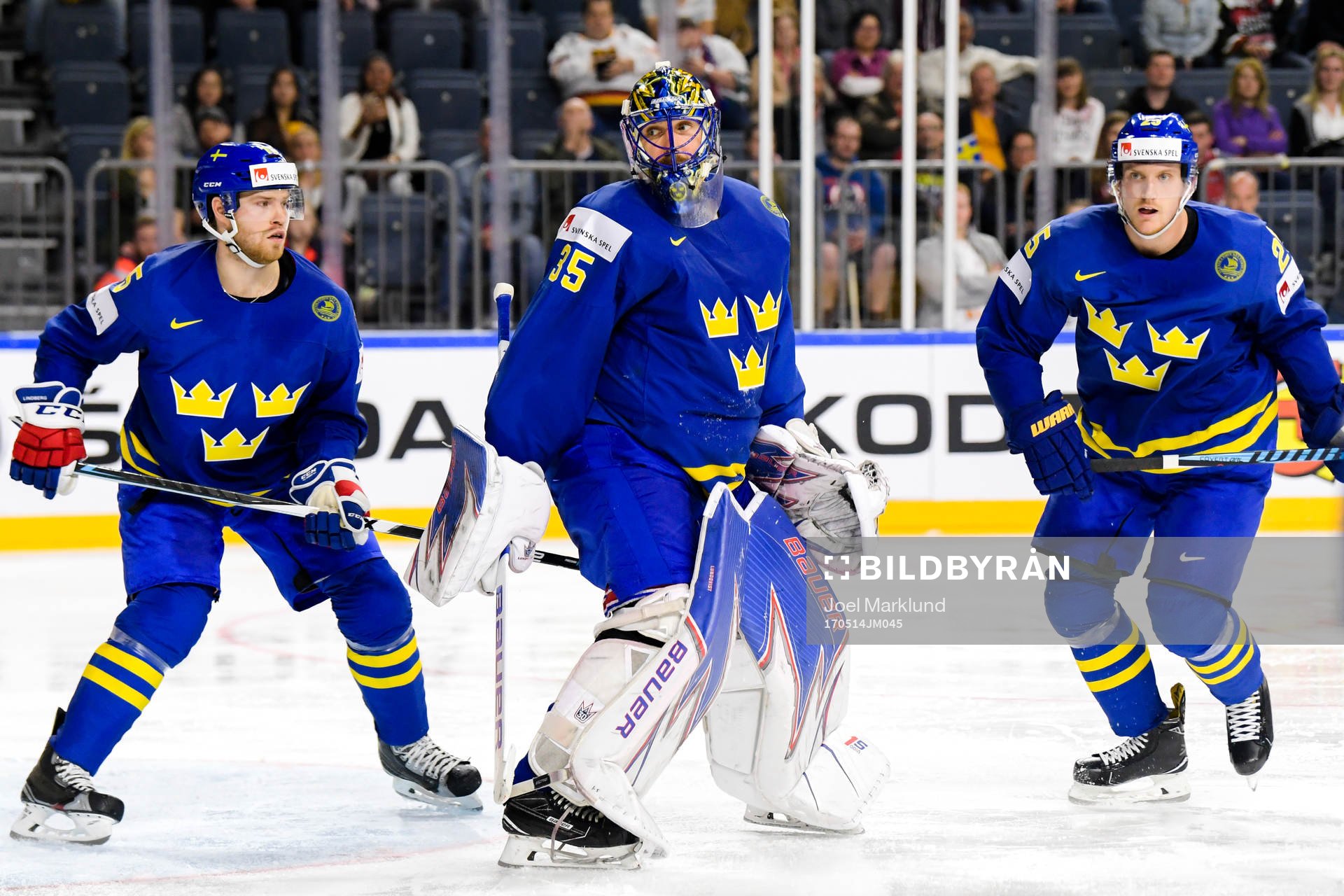 Sveriges Oscar Lindberg , målvakt Henrik Lundqvist och
