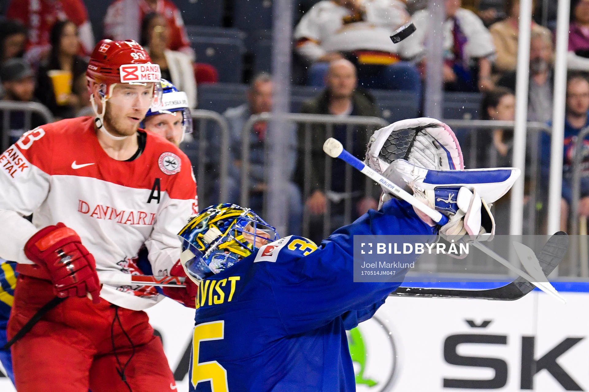 Sveriges målvakt Henrik Lundqvist räddar skott framför