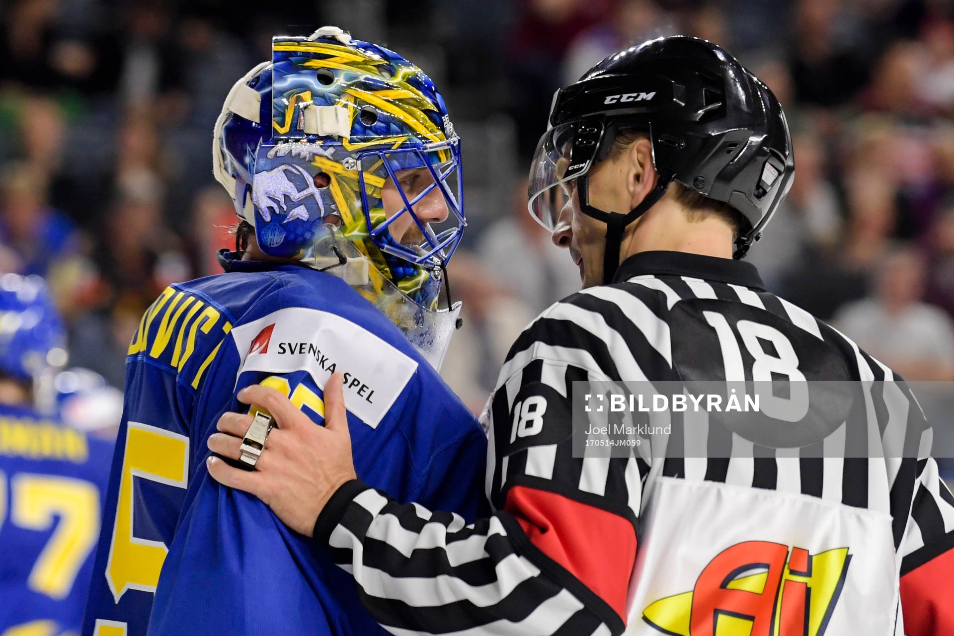 Sveriges målvakt Henrik Lundqvist i samtal med domaren