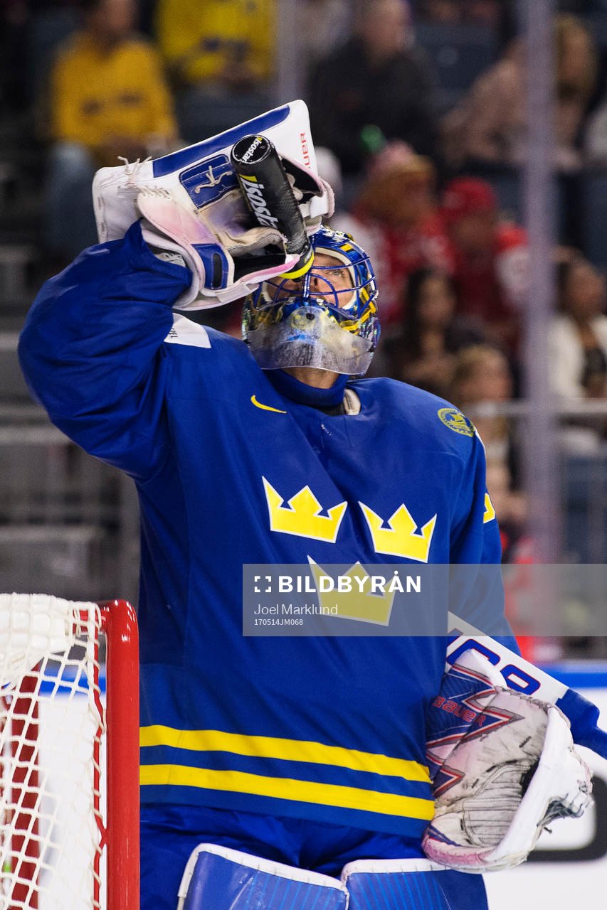 Sveriges målvakt Henrik Lundqvist dricker vatten
