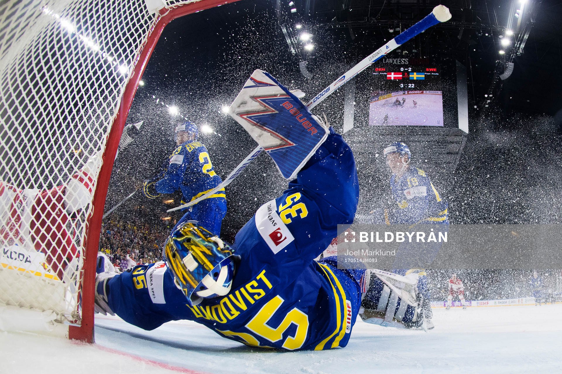 Danmarks Mikkel Aagaard kolliderar med Sveriges målvakt