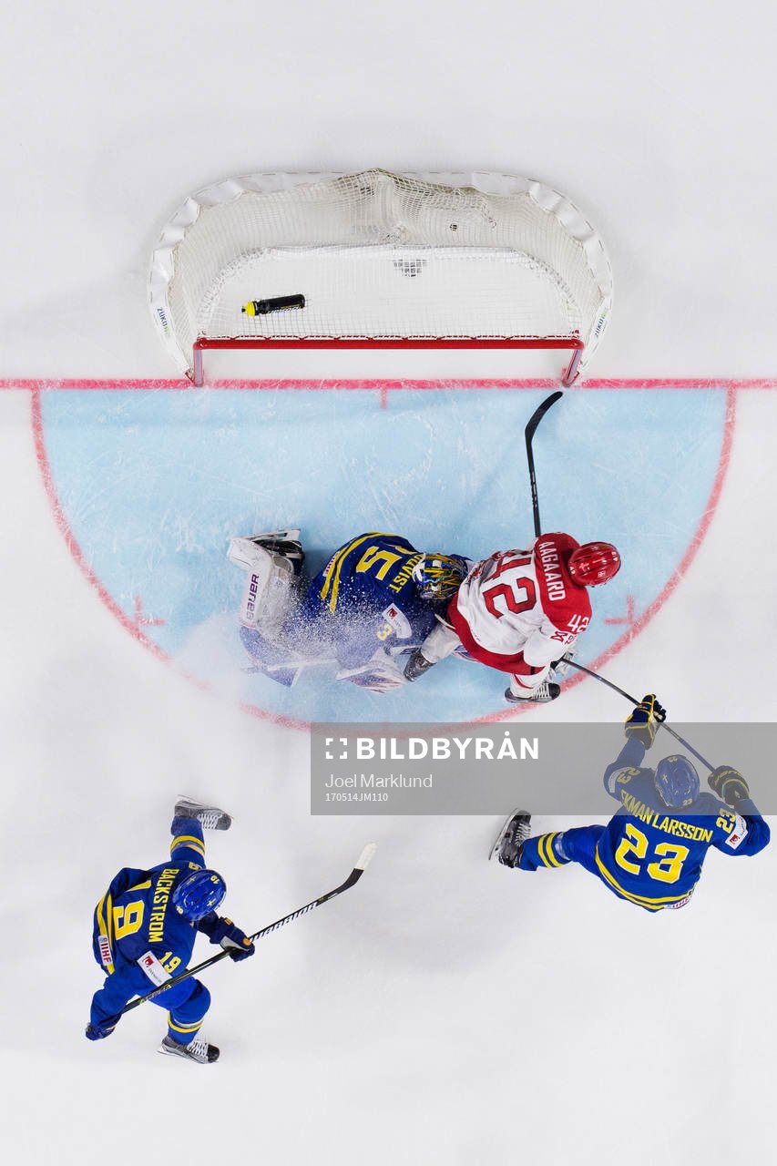 Sveriges målvakt Henrik Lundqvist blir pååkt av Danmarks