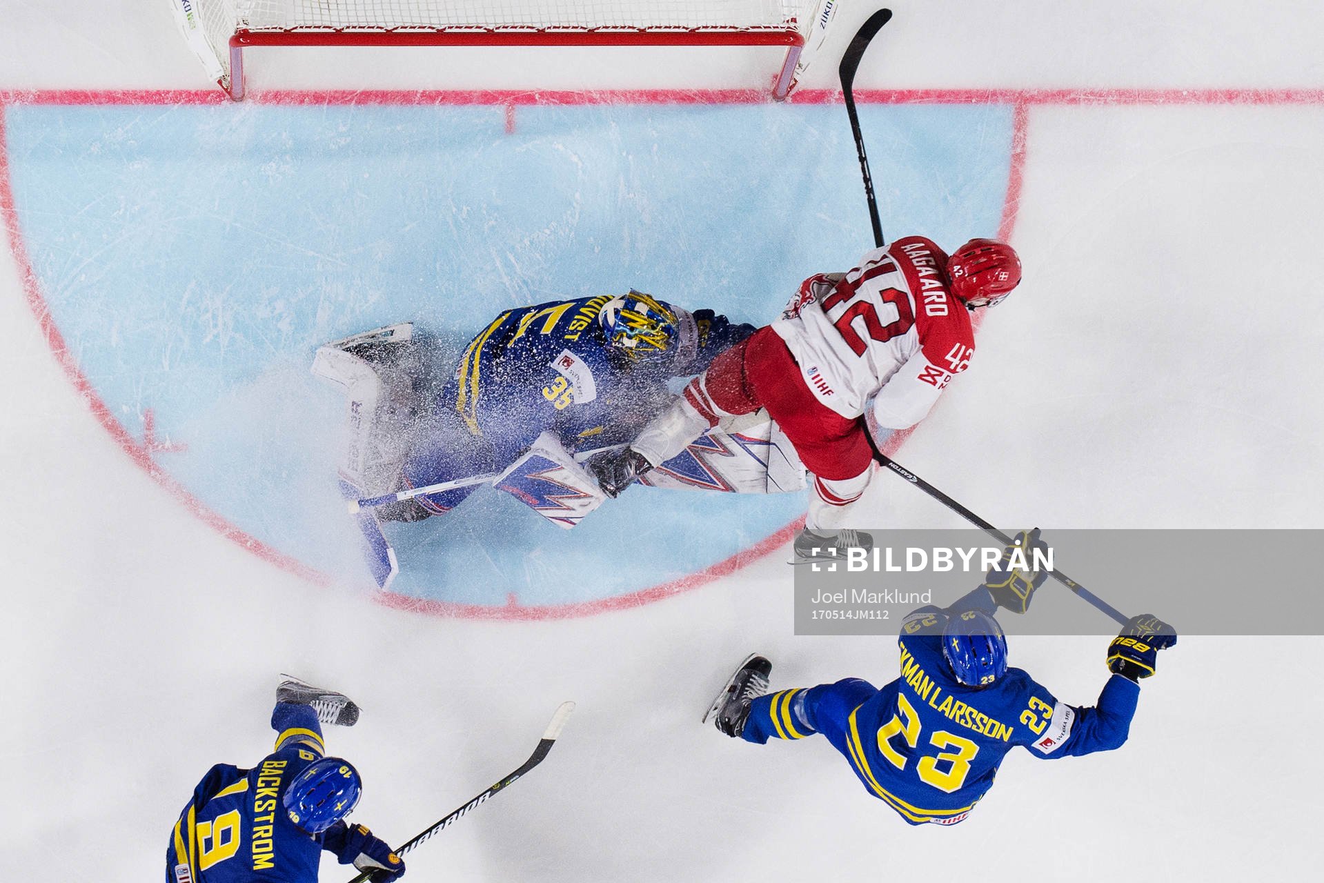 Sveriges målvakt Henrik Lundqvist blir pååkt av Danmarks