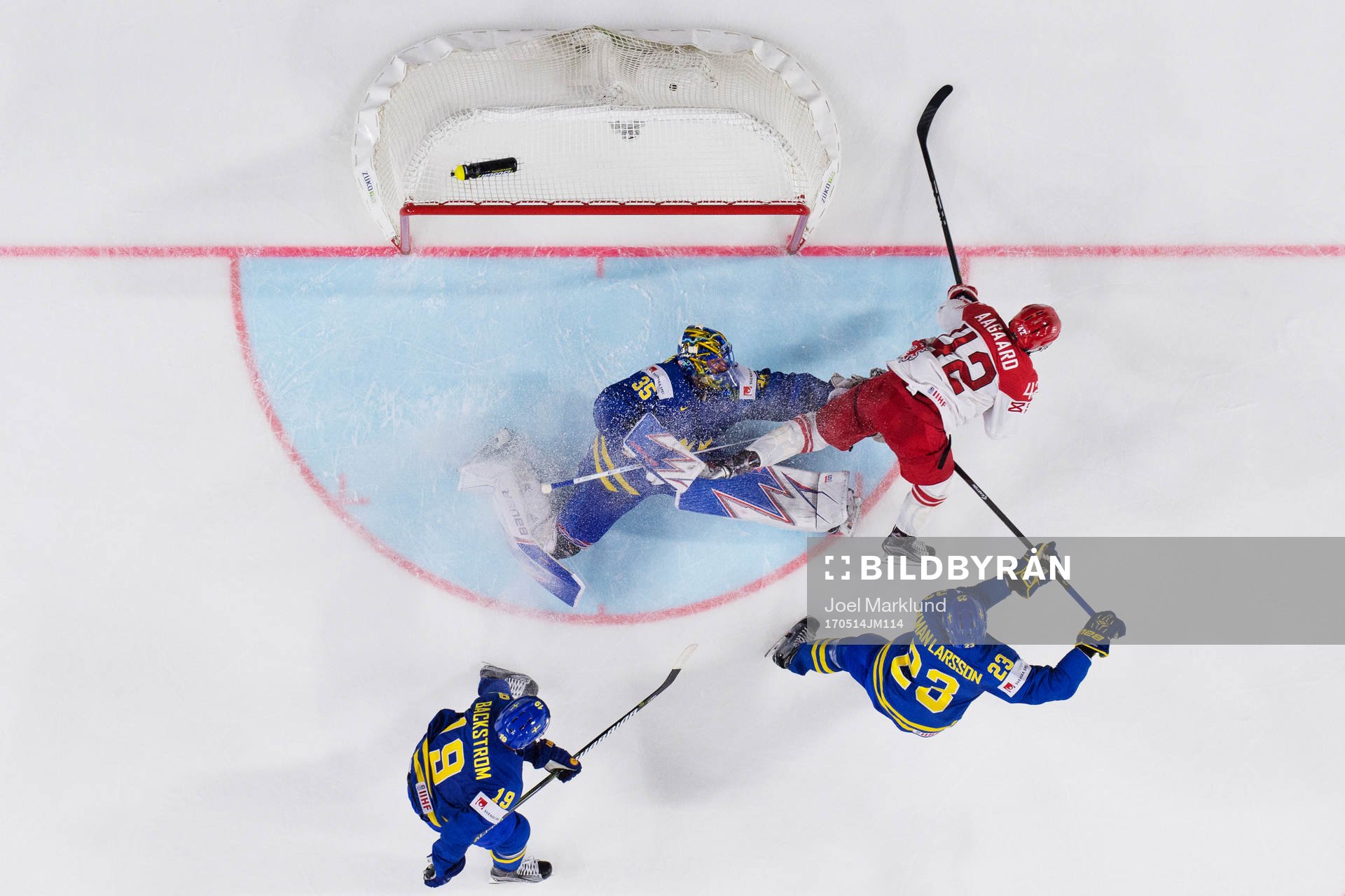 Sveriges målvakt Henrik Lundqvist blir pååkt av Danmarks